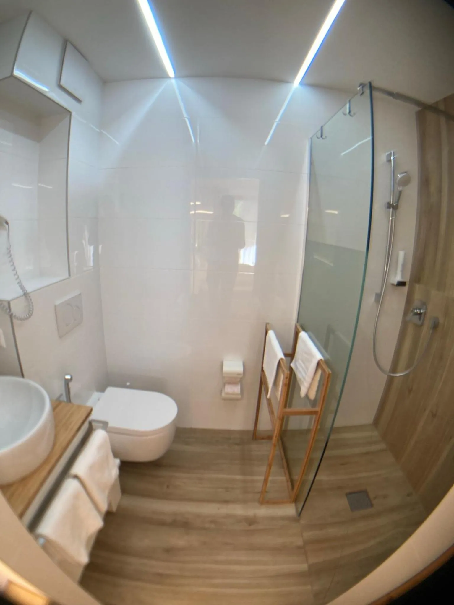 Bathroom in Seehotel am Hallstättersee modern rooms