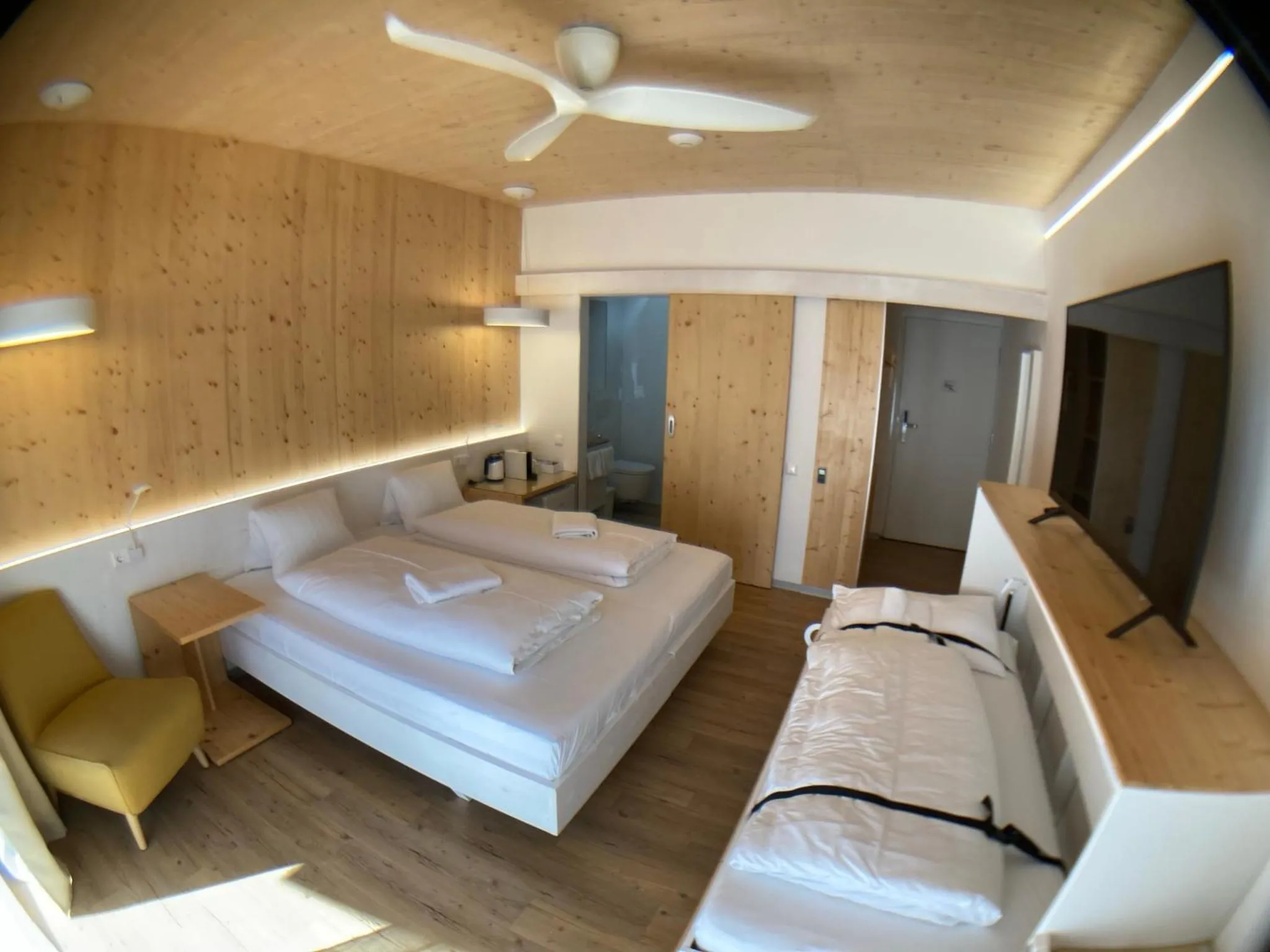 Bed in Seehotel am Hallstättersee modern rooms