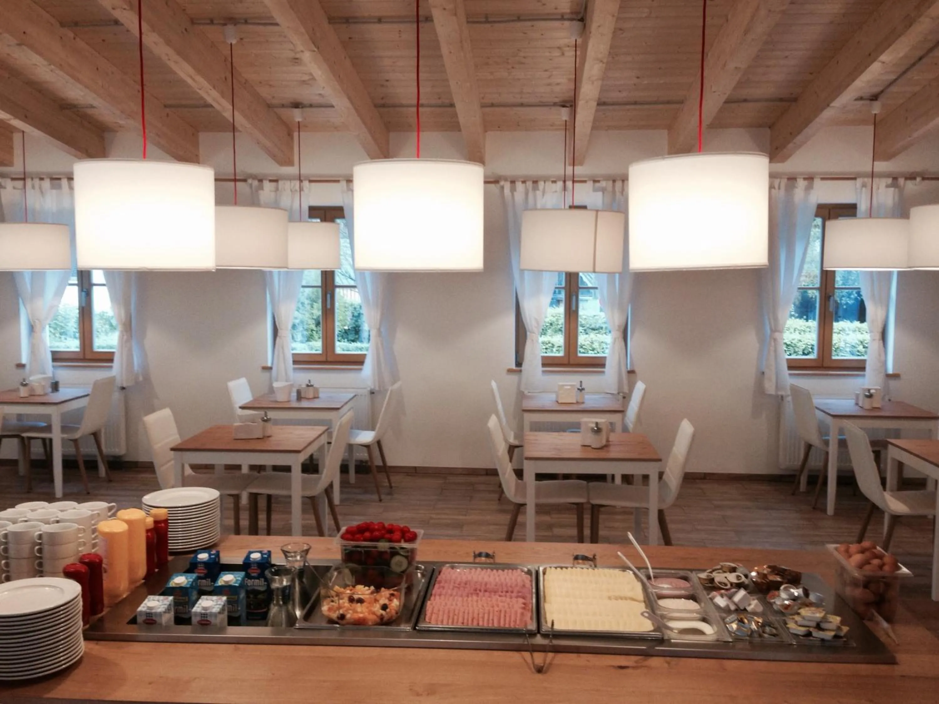 Breakfast in Seehotel am Hallstättersee modern rooms
