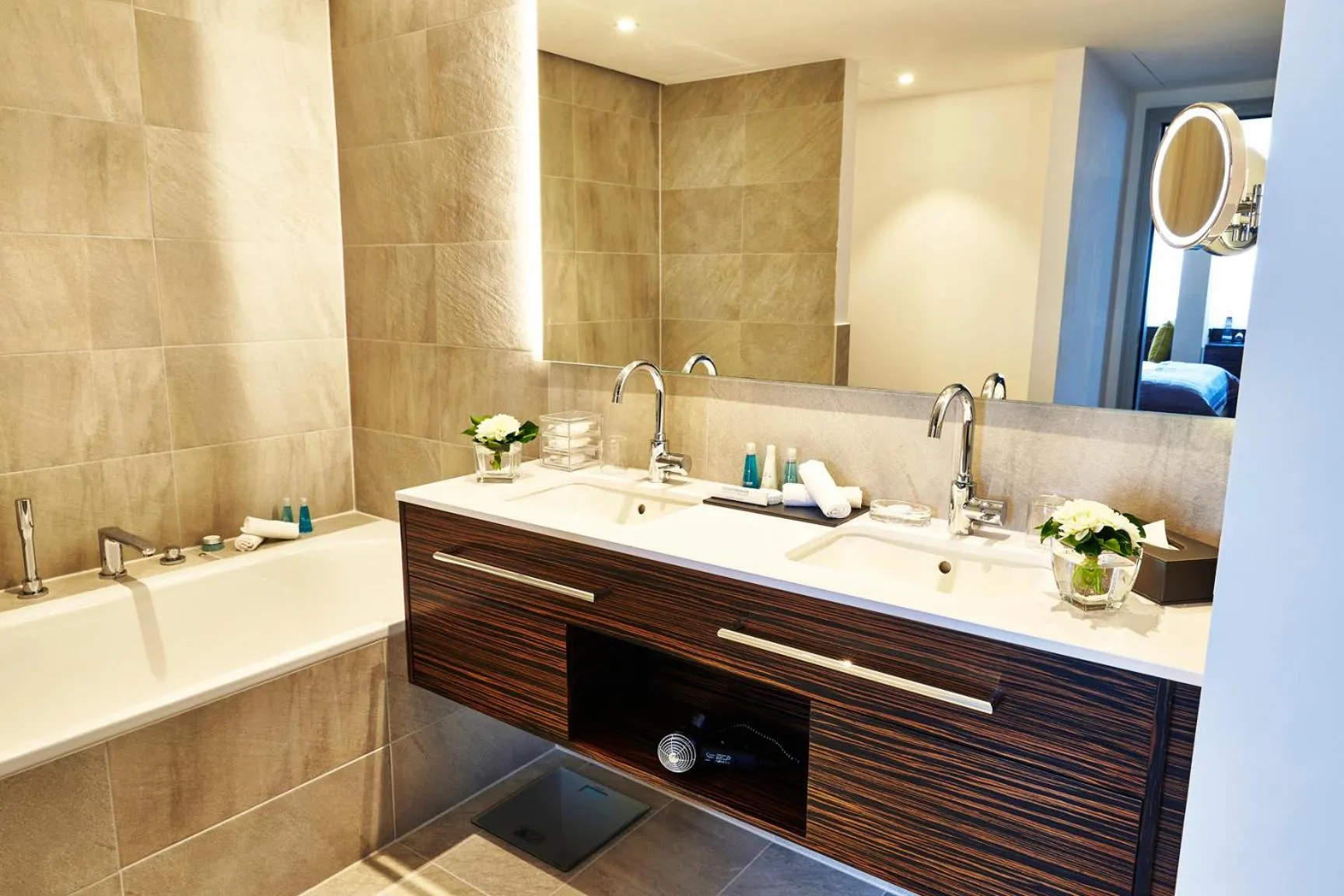 Bathroom in Steigenberger Hotel Köln