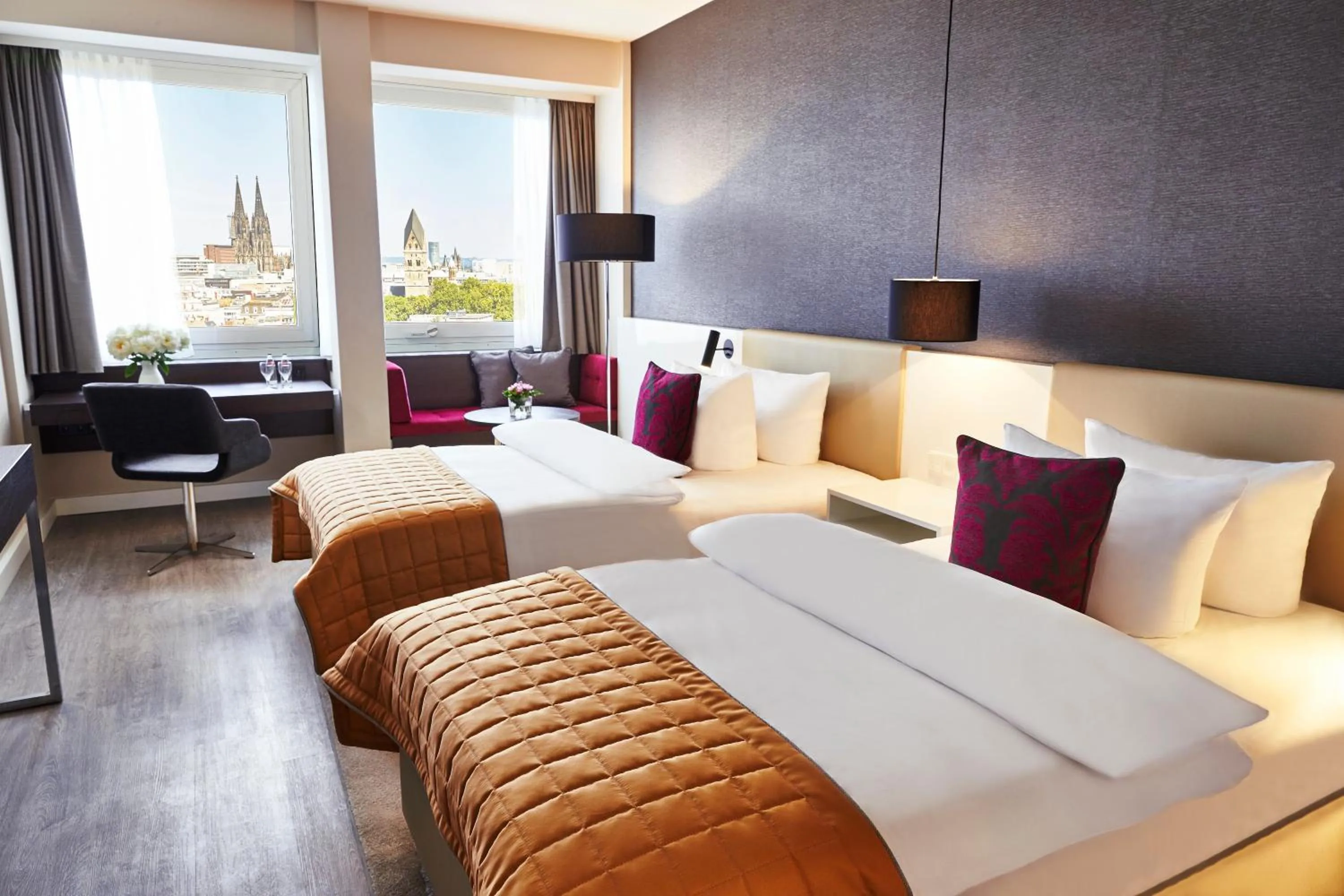 Photo of the whole room, Bed in Steigenberger Hotel Köln