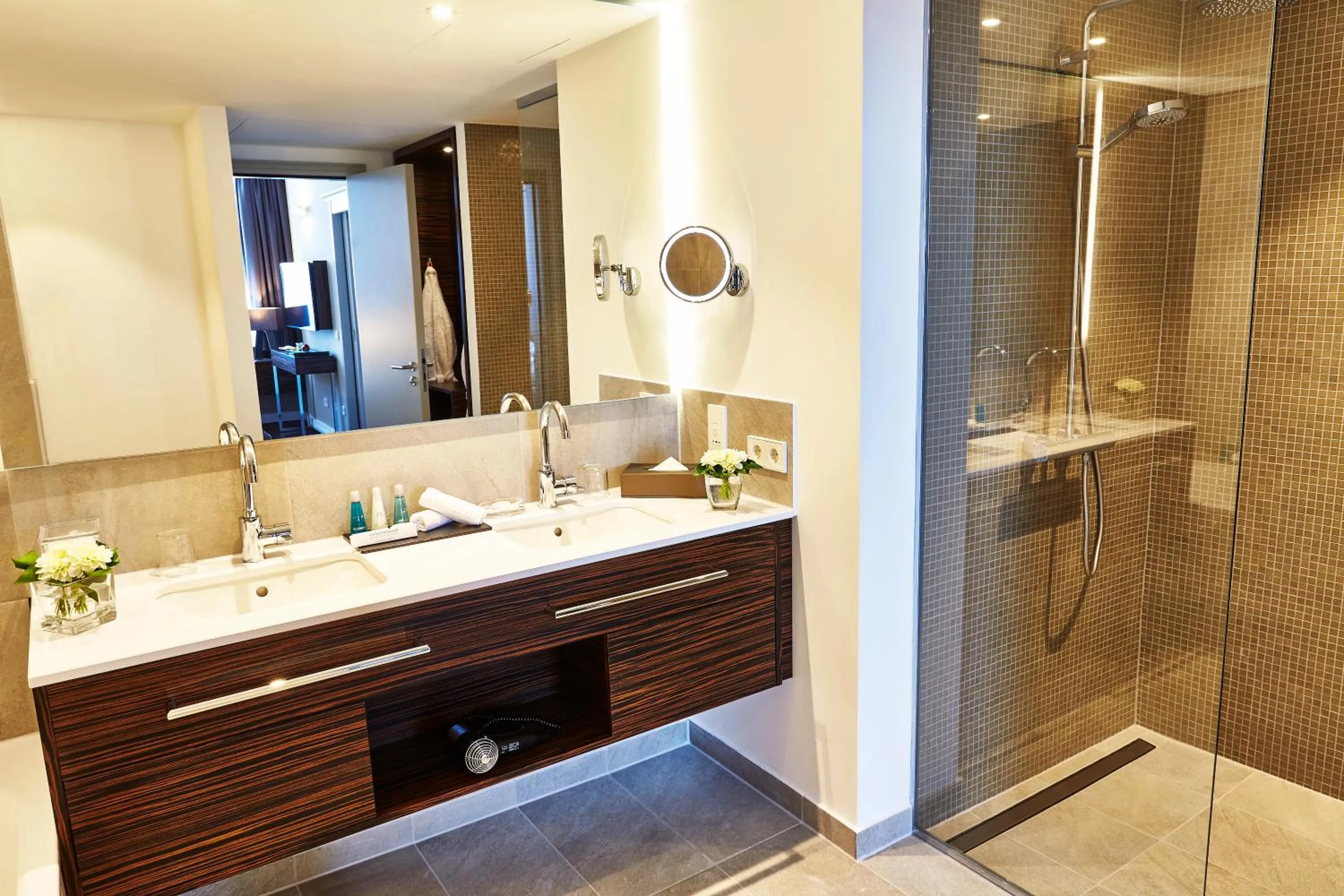 Bathroom in Steigenberger Hotel Köln