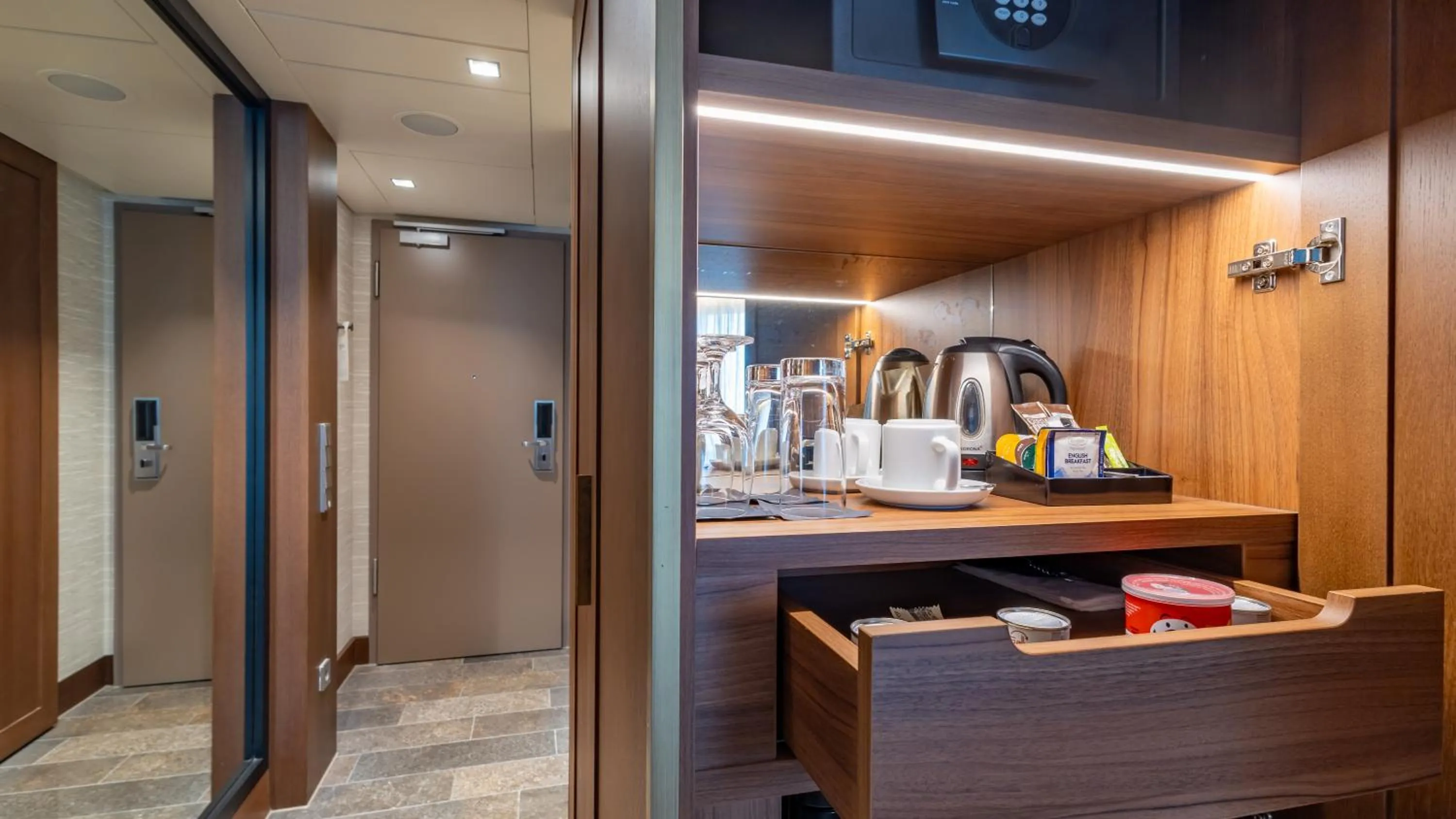 Coffee/tea facilities in InterContinental Berlin by IHG