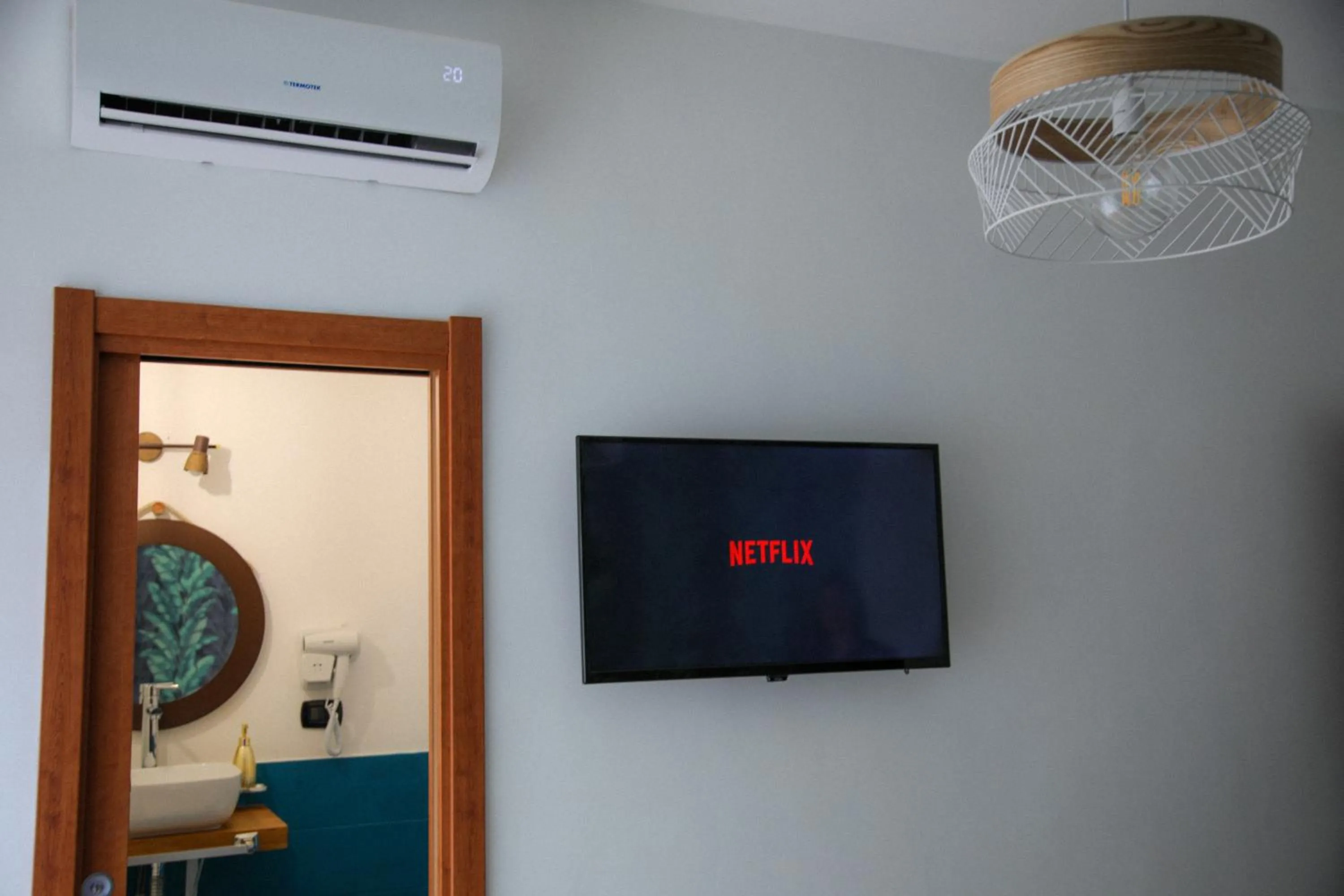 TV and multimedia in Laetitia guest house116