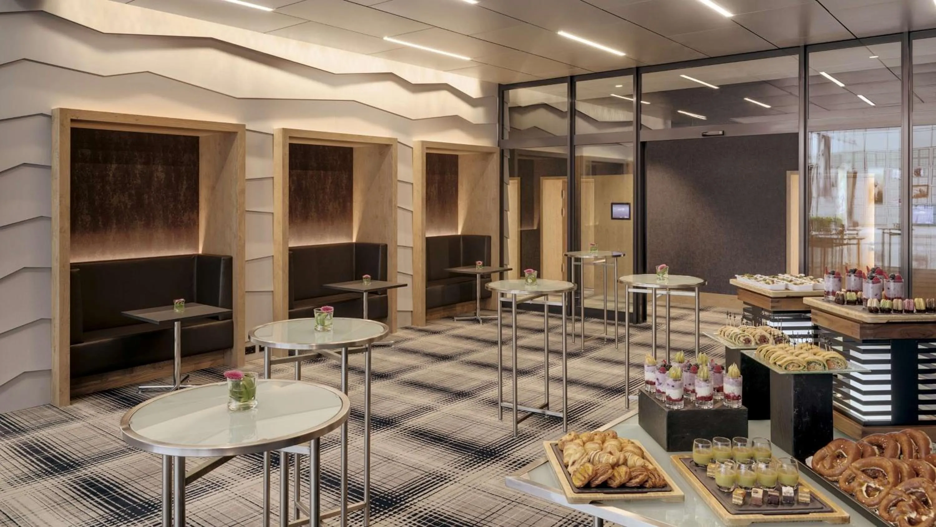 Dining area in Hilton Munich Airport