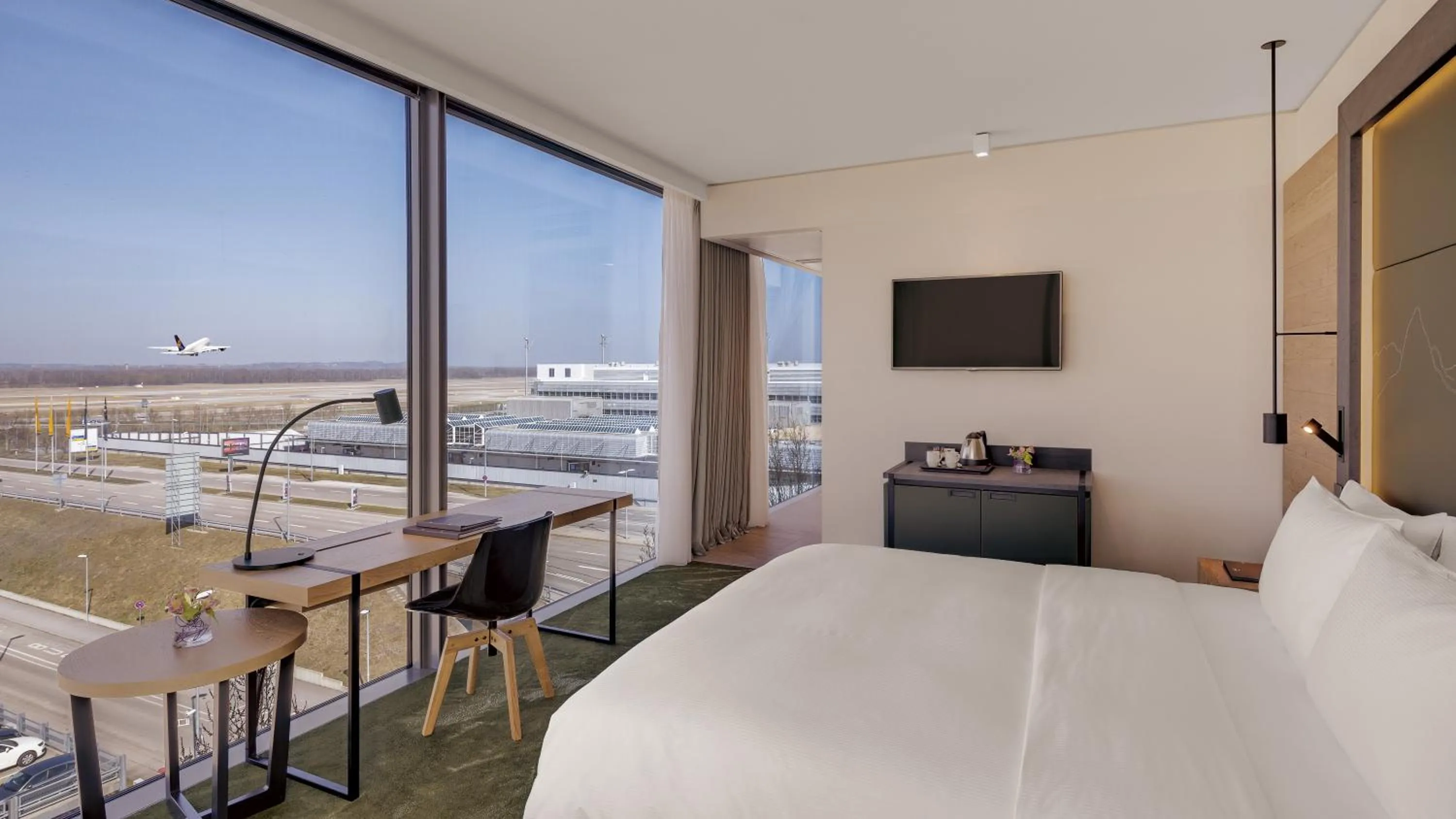 View (from property/room), Bed in Hilton Munich Airport