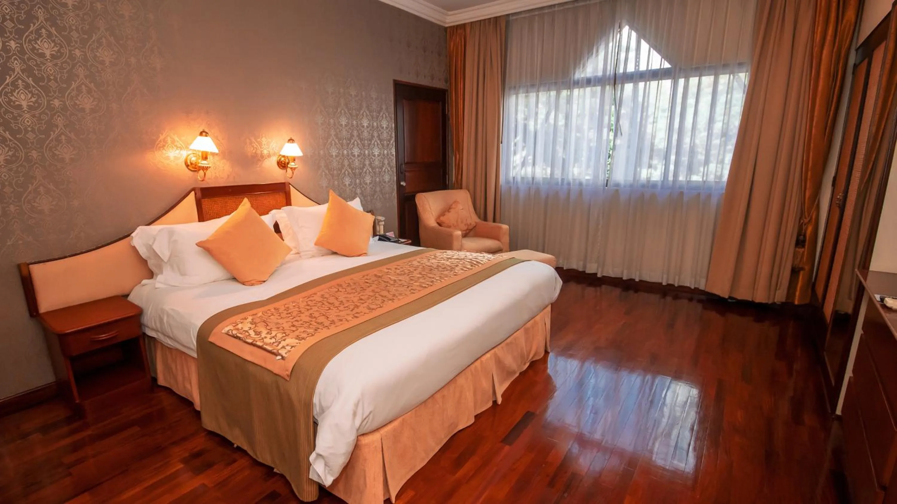 Bed in LAOTEL VIENTIANE