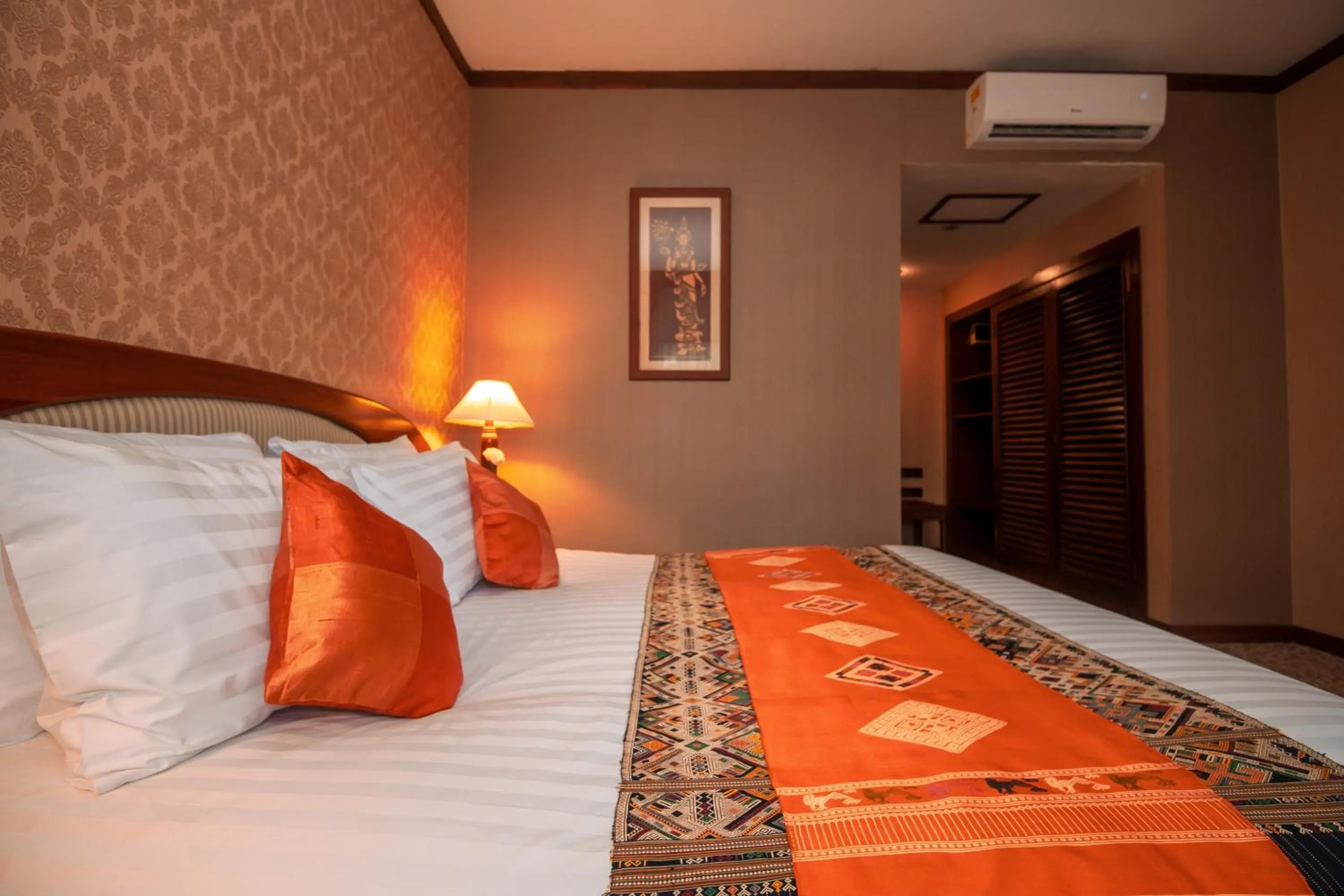 Bed in LAOTEL VIENTIANE