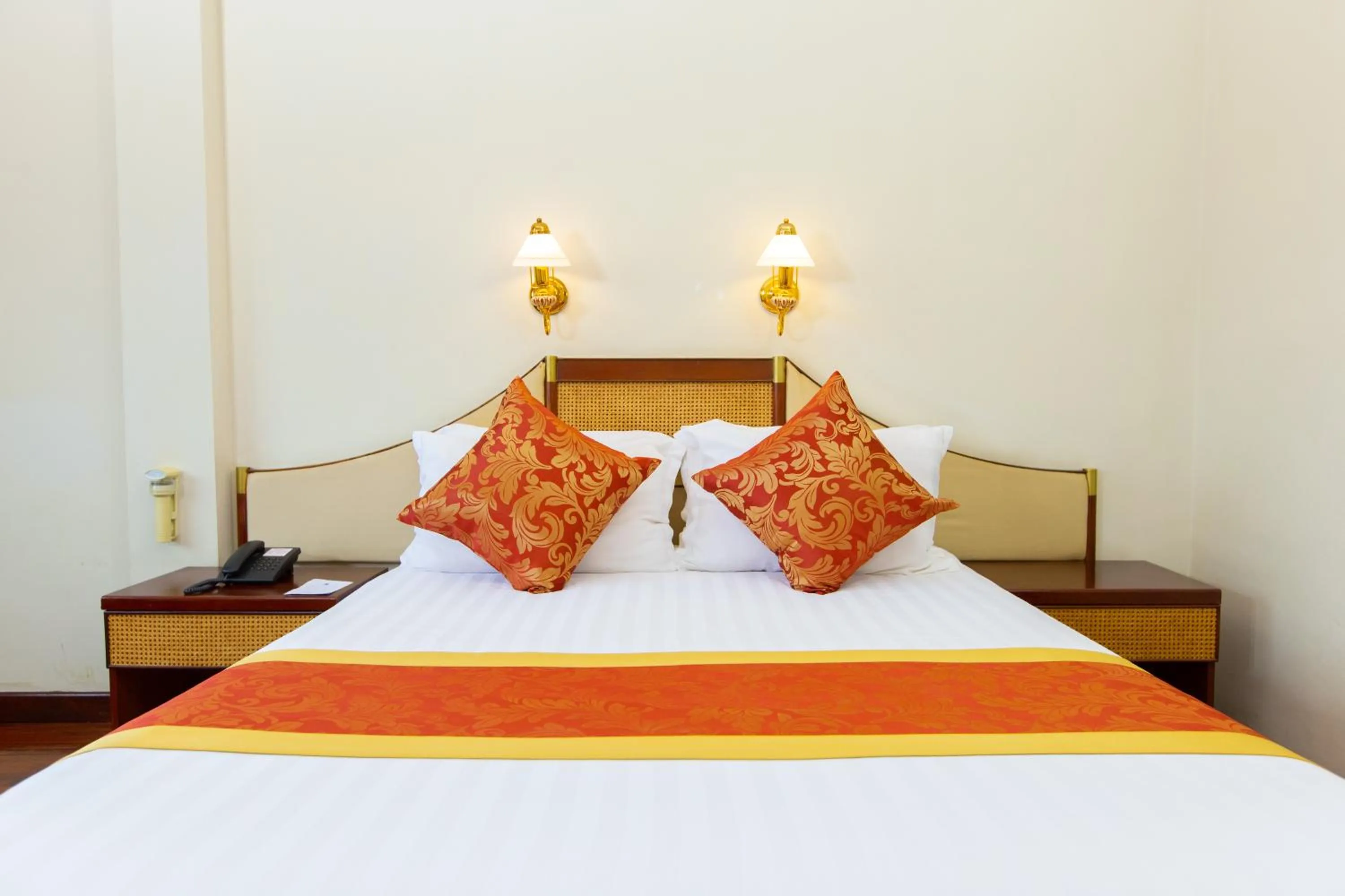 Bed in LAOTEL VIENTIANE