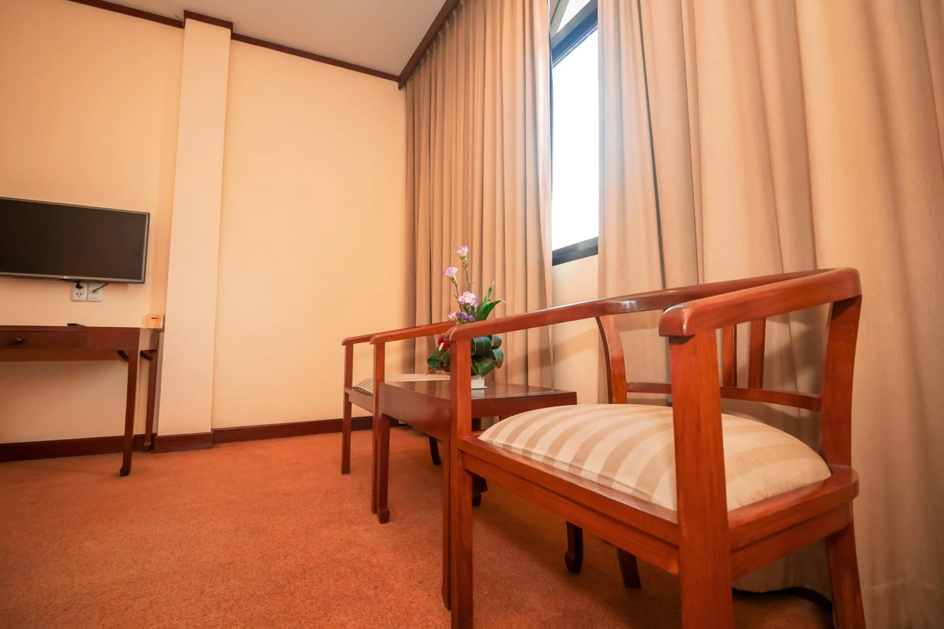 Seating area, Bed in LAOTEL VIENTIANE