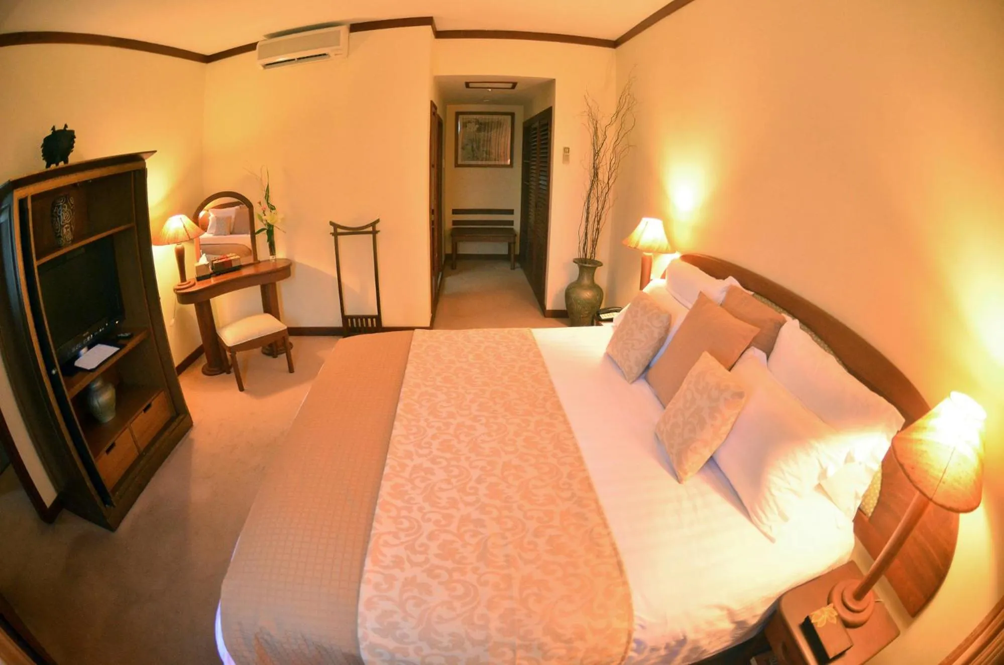 Bed in LAOTEL VIENTIANE
