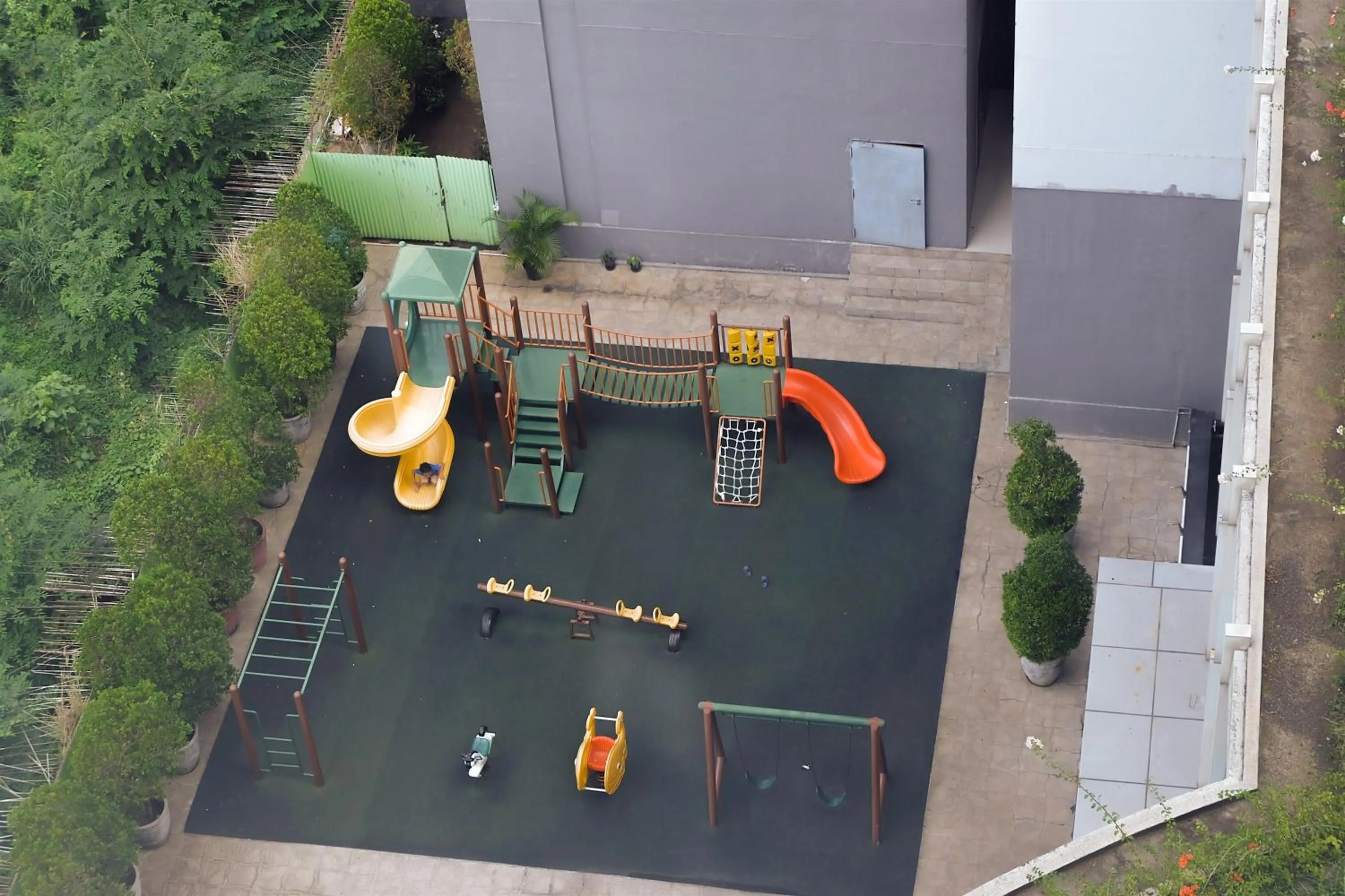 Elegant Studio Apartment at Nifarro Park By Travelio