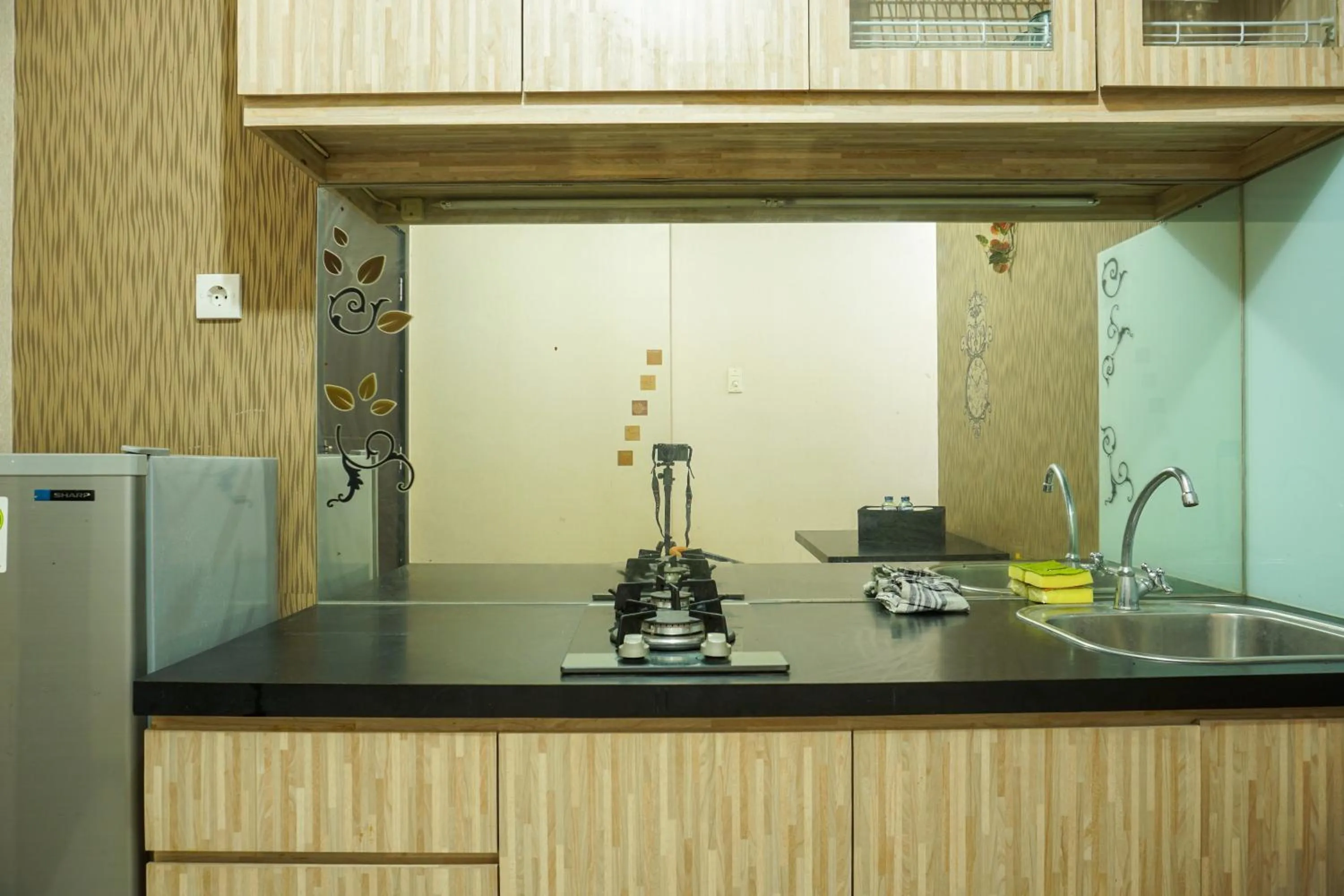 Kitchen or kitchenette in Elegant Studio Apartment at Nifarro Park By Travelio