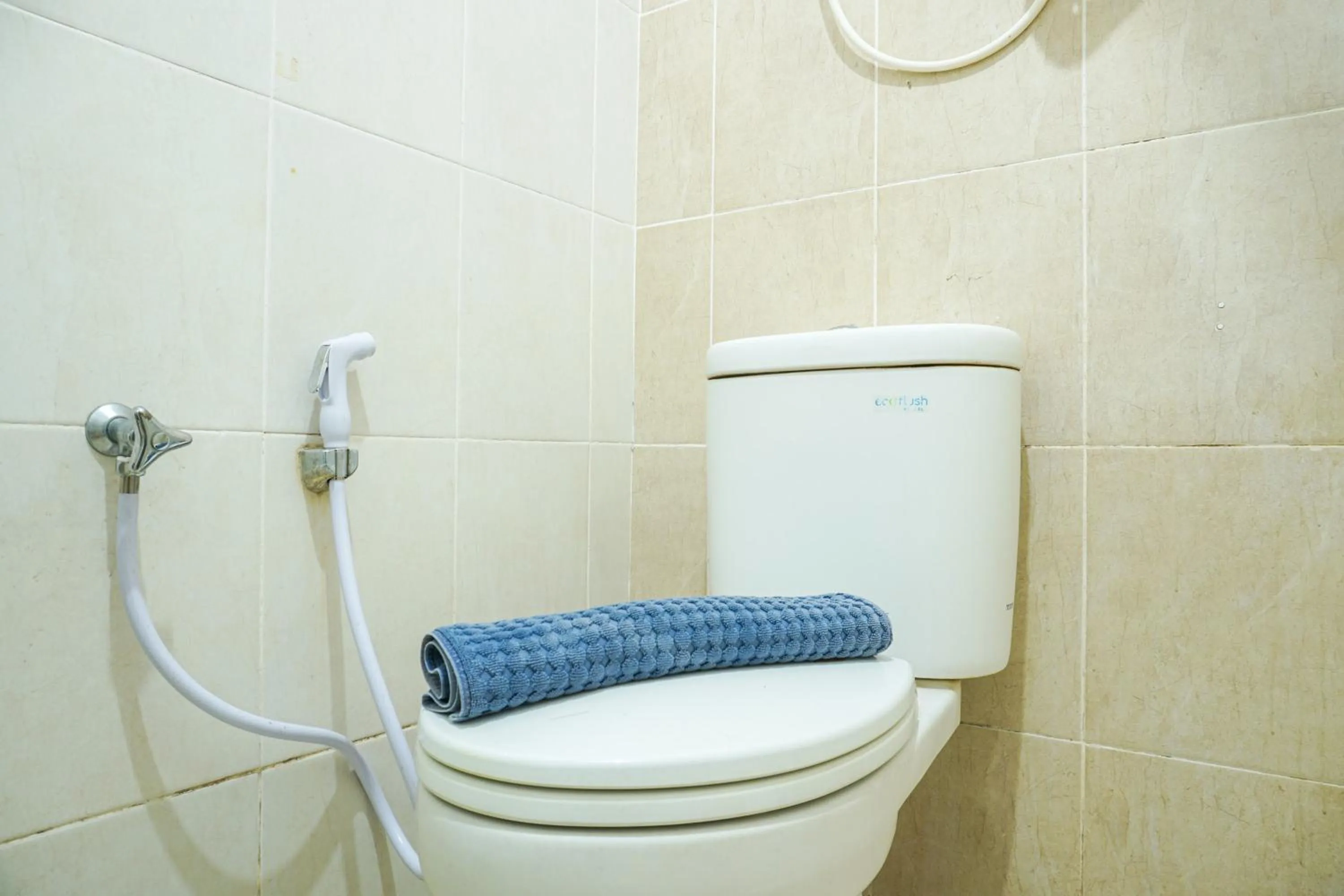 Bathroom in Elegant Studio Apartment at Nifarro Park By Travelio