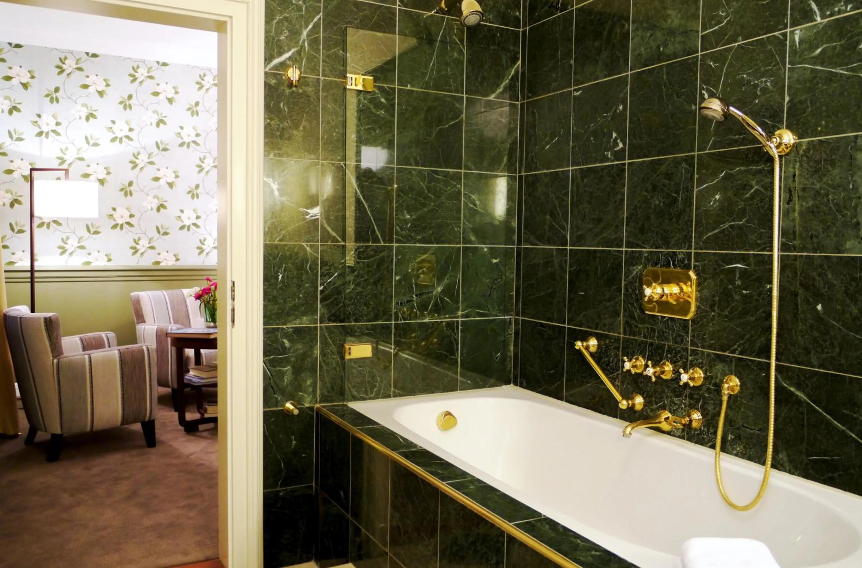 Bathroom in Romantik Hotel Das Lindner