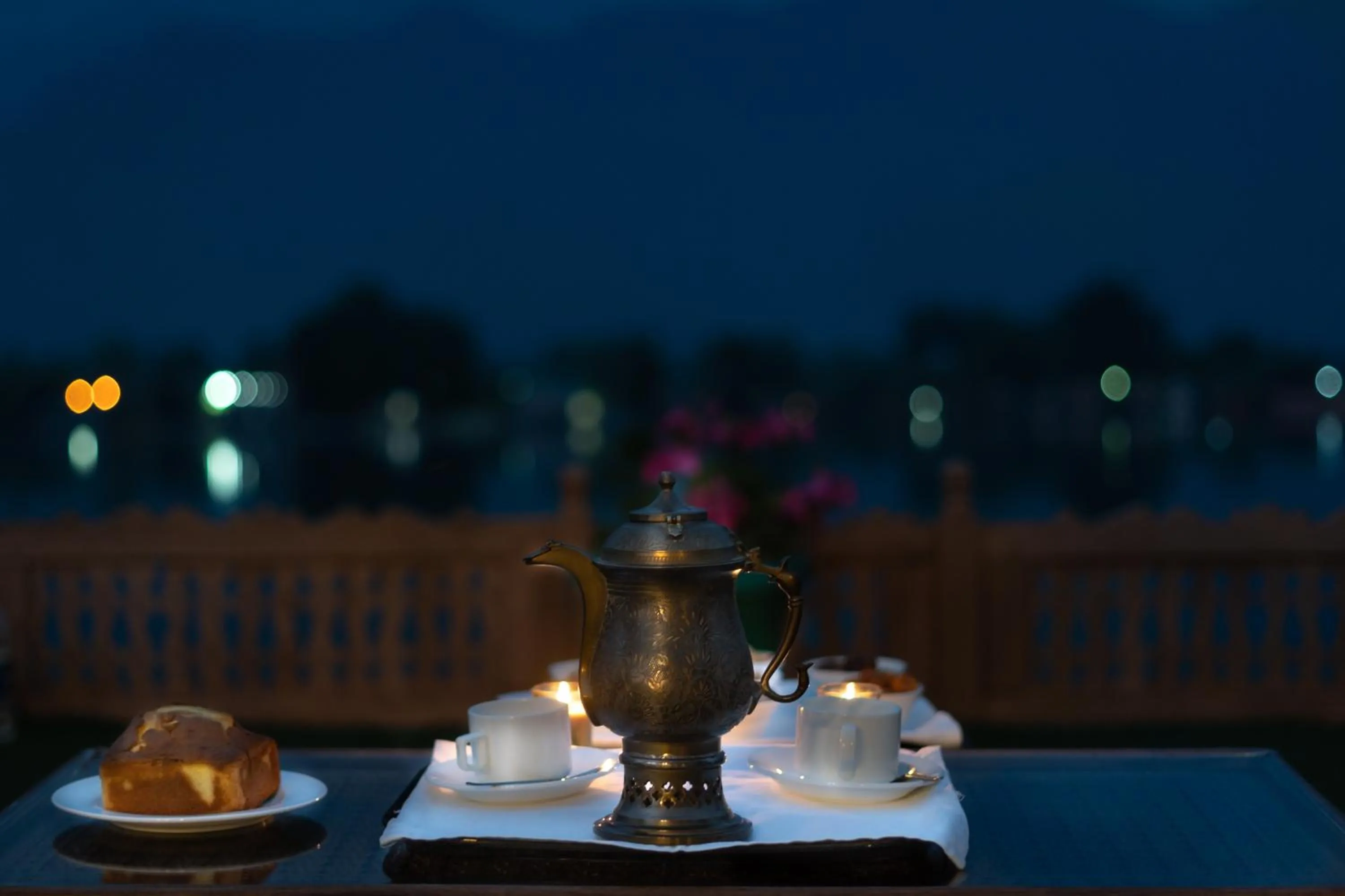 Restaurant/places to eat in WelcomHeritage Gurkha Houseboats