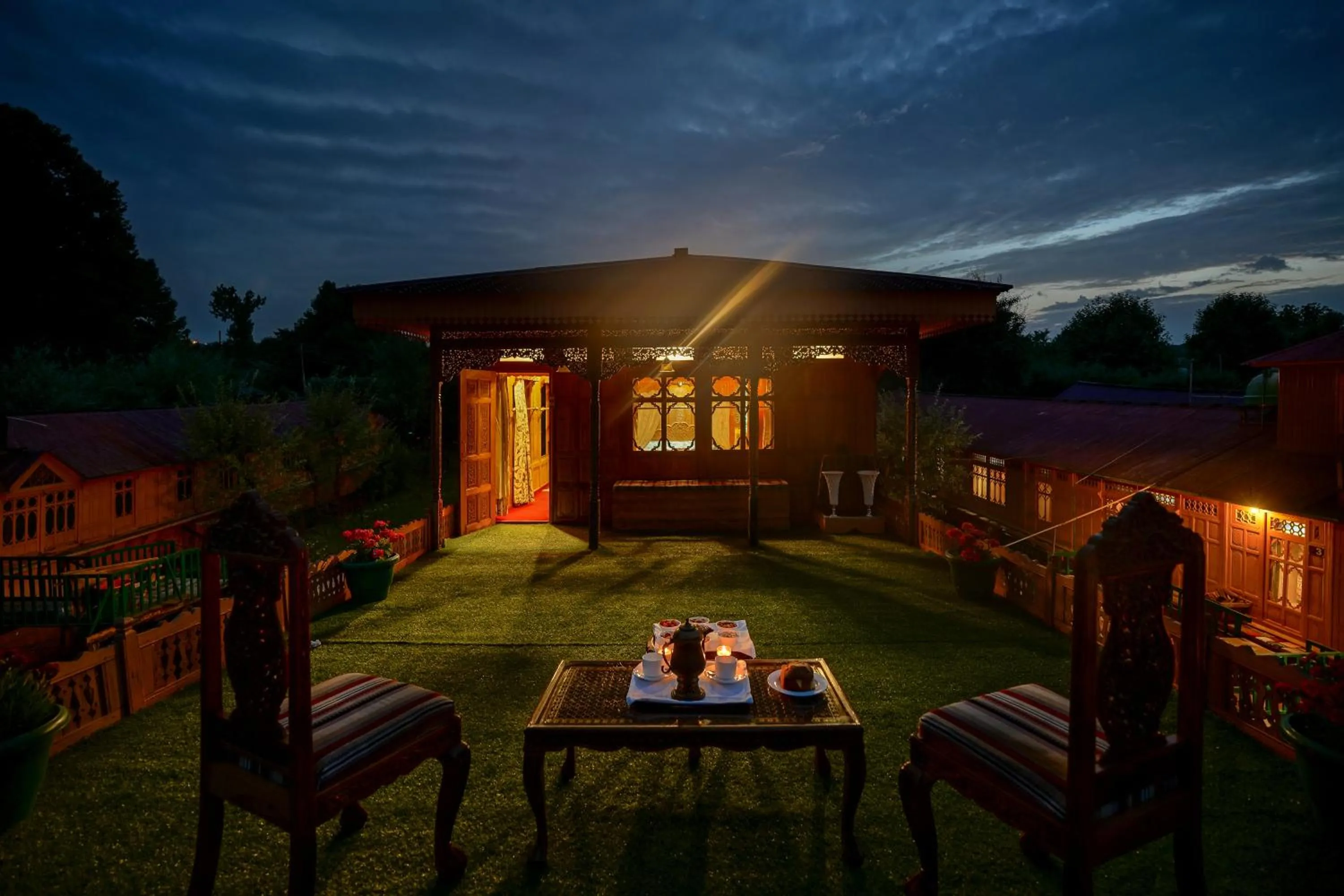 Restaurant/places to eat in WelcomHeritage Gurkha Houseboats