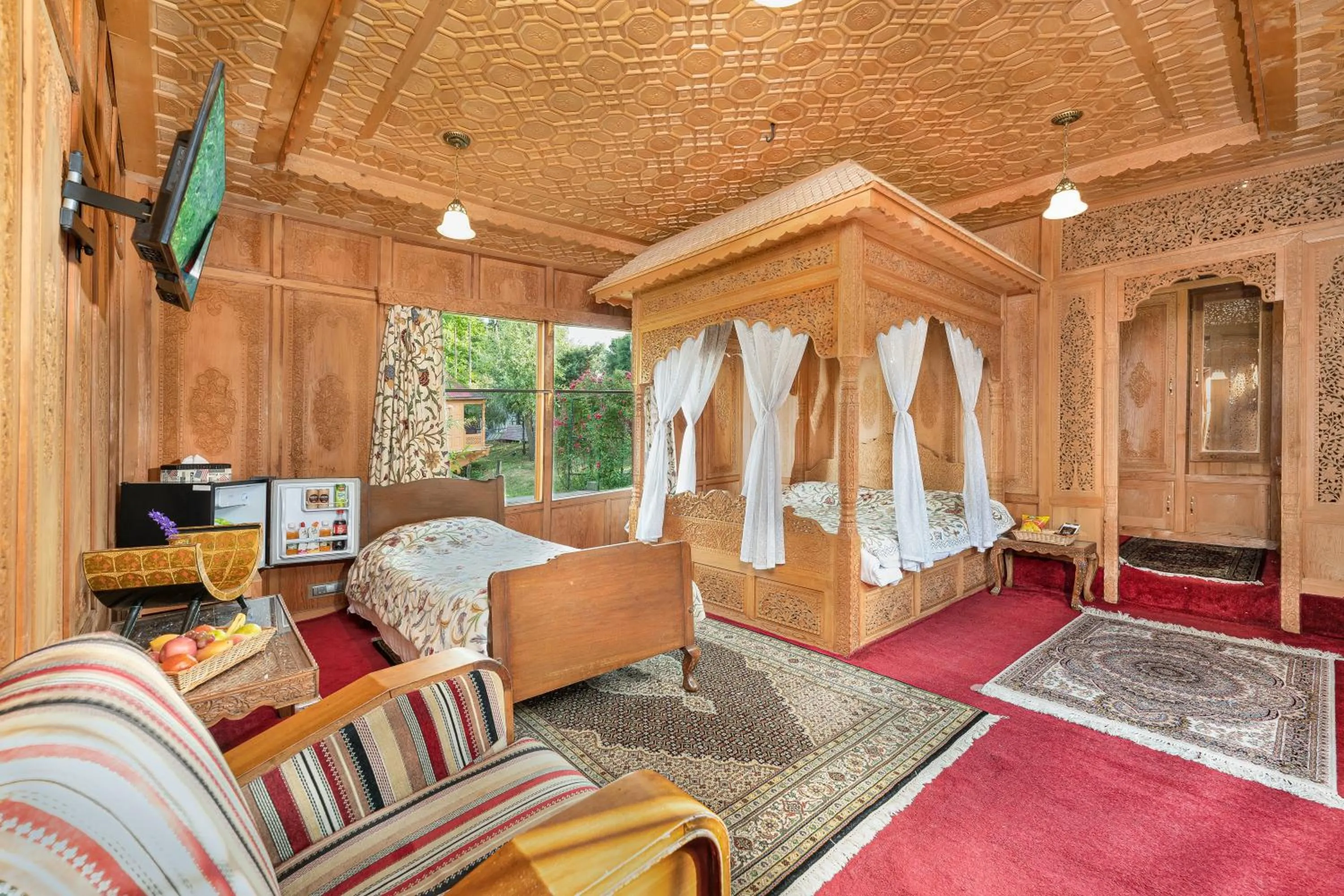 Bed in WelcomHeritage Gurkha Houseboats