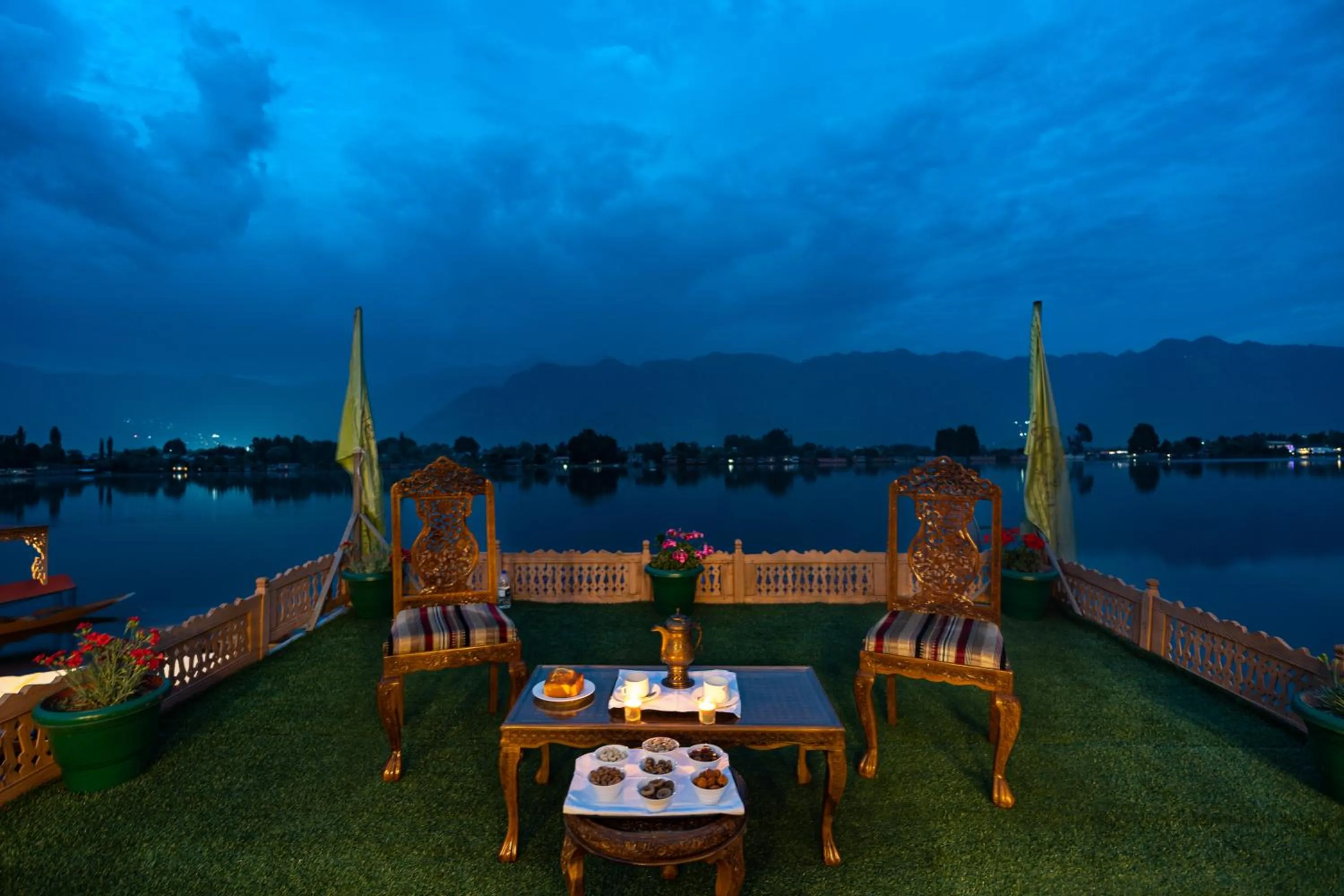 Restaurant/places to eat in WelcomHeritage Gurkha Houseboats