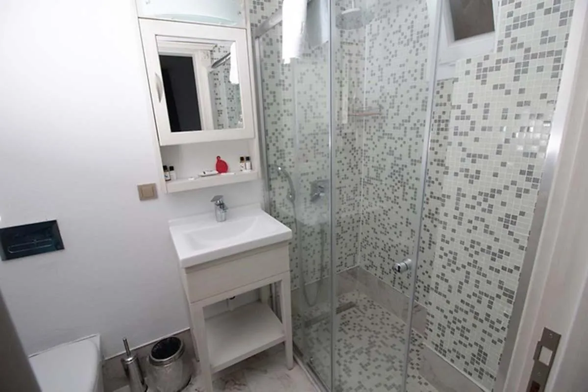 Shower in DOUBLE INN MARİNA HOTEL