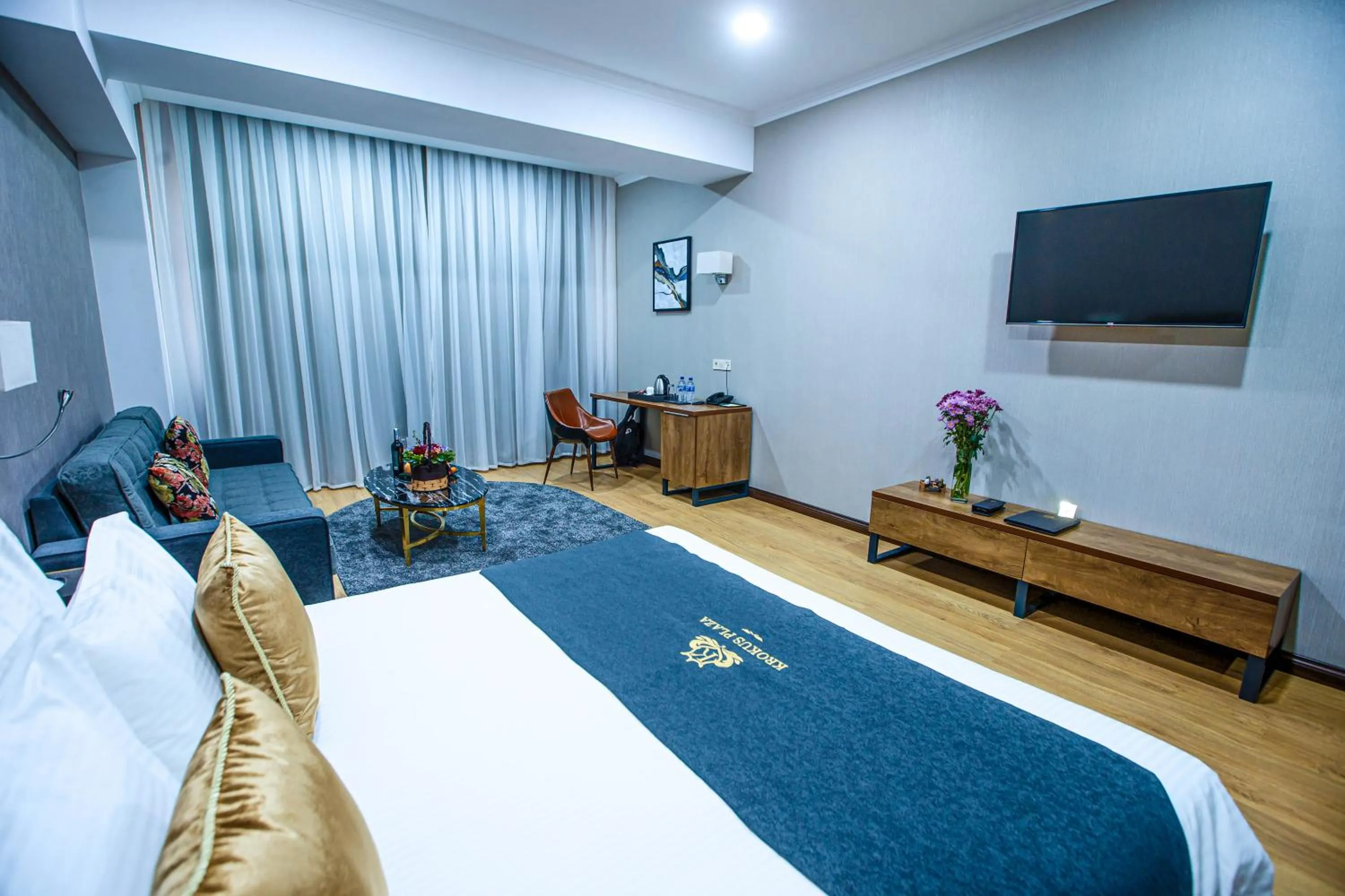 Living room, Bed in Krokus Plaza