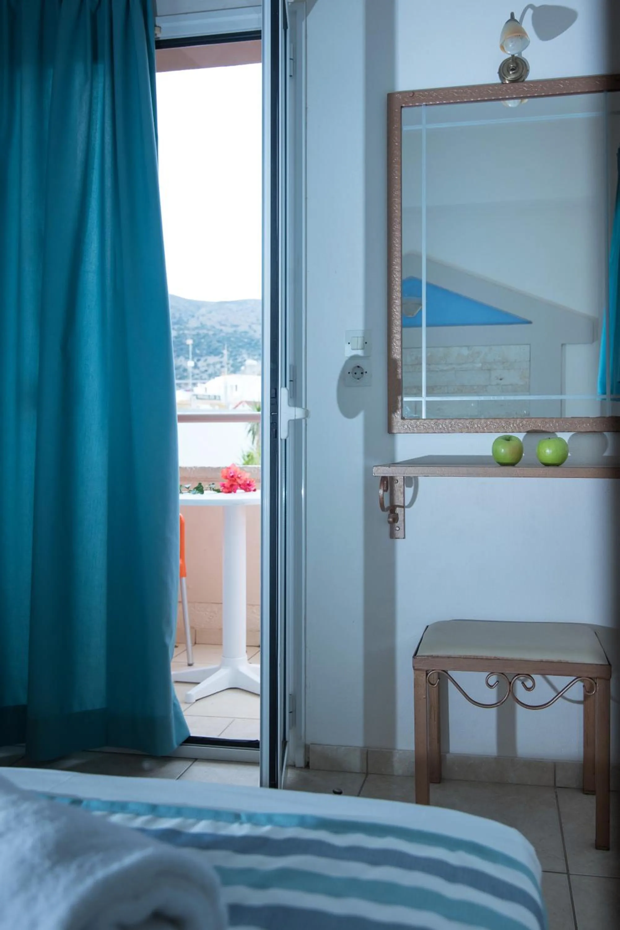 Balcony/Terrace, Bed in Ilios 1 Central