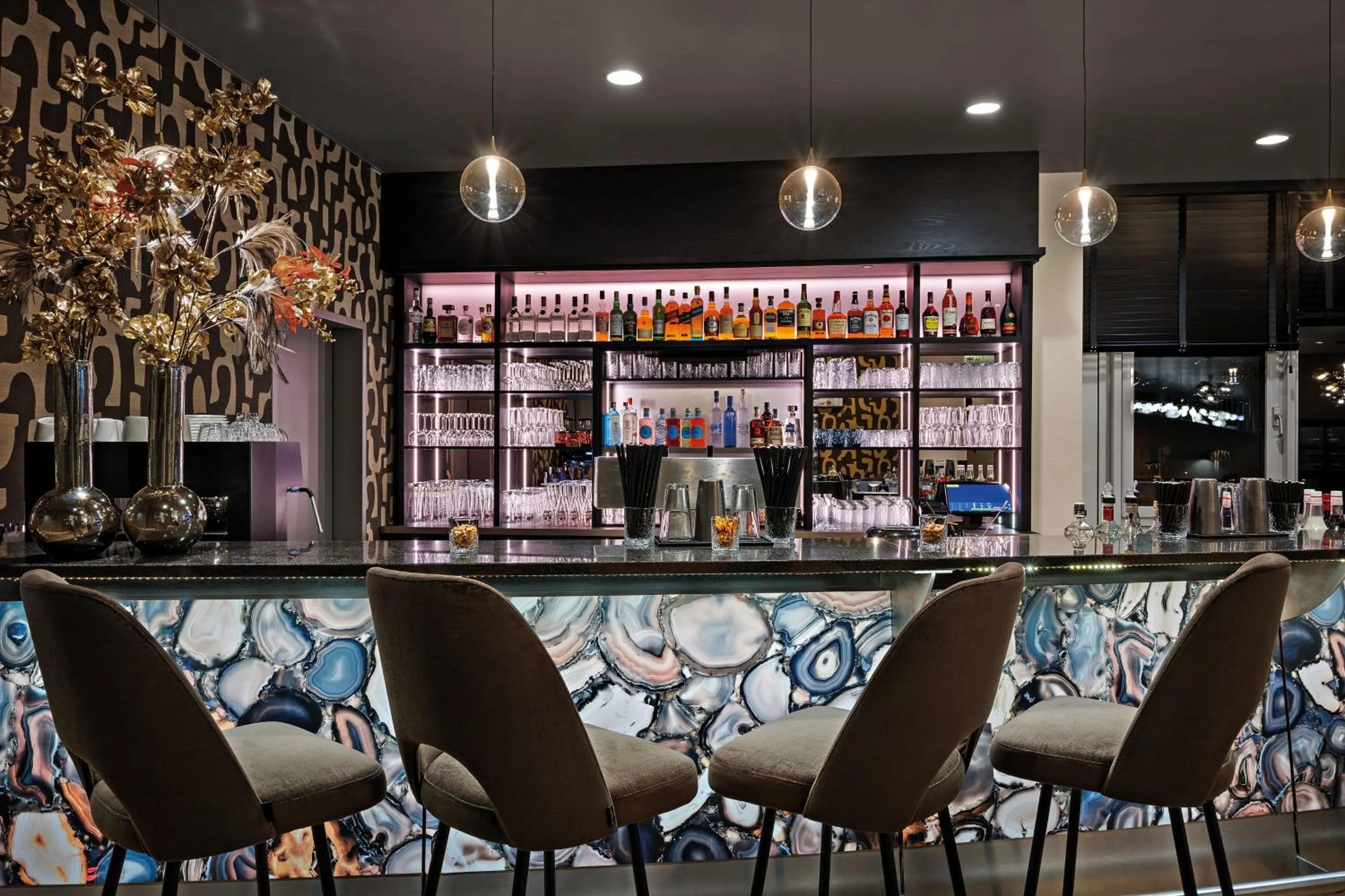 Lounge or bar in Leonardo Hotel Mainz