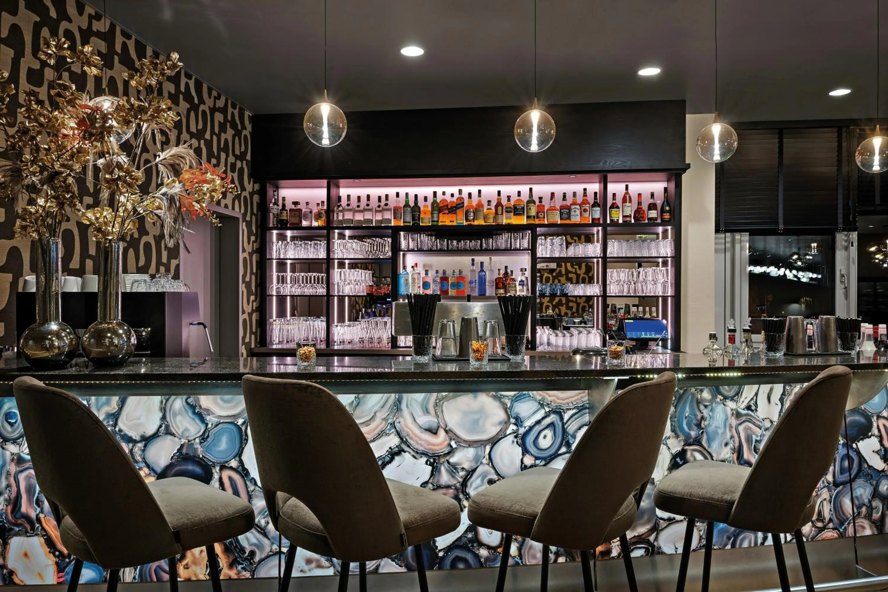 Lounge or bar in Leonardo Hotel Mainz