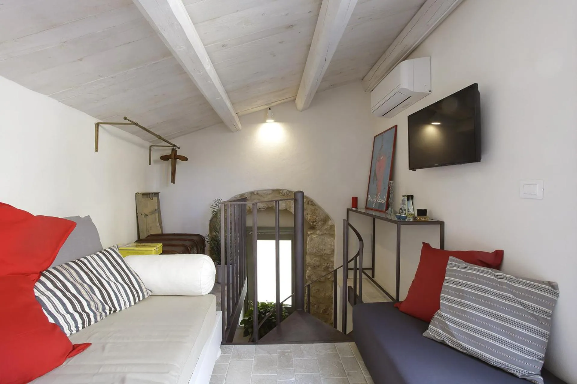 Communal lounge/ TV room, Bed in Nicotera Apartment