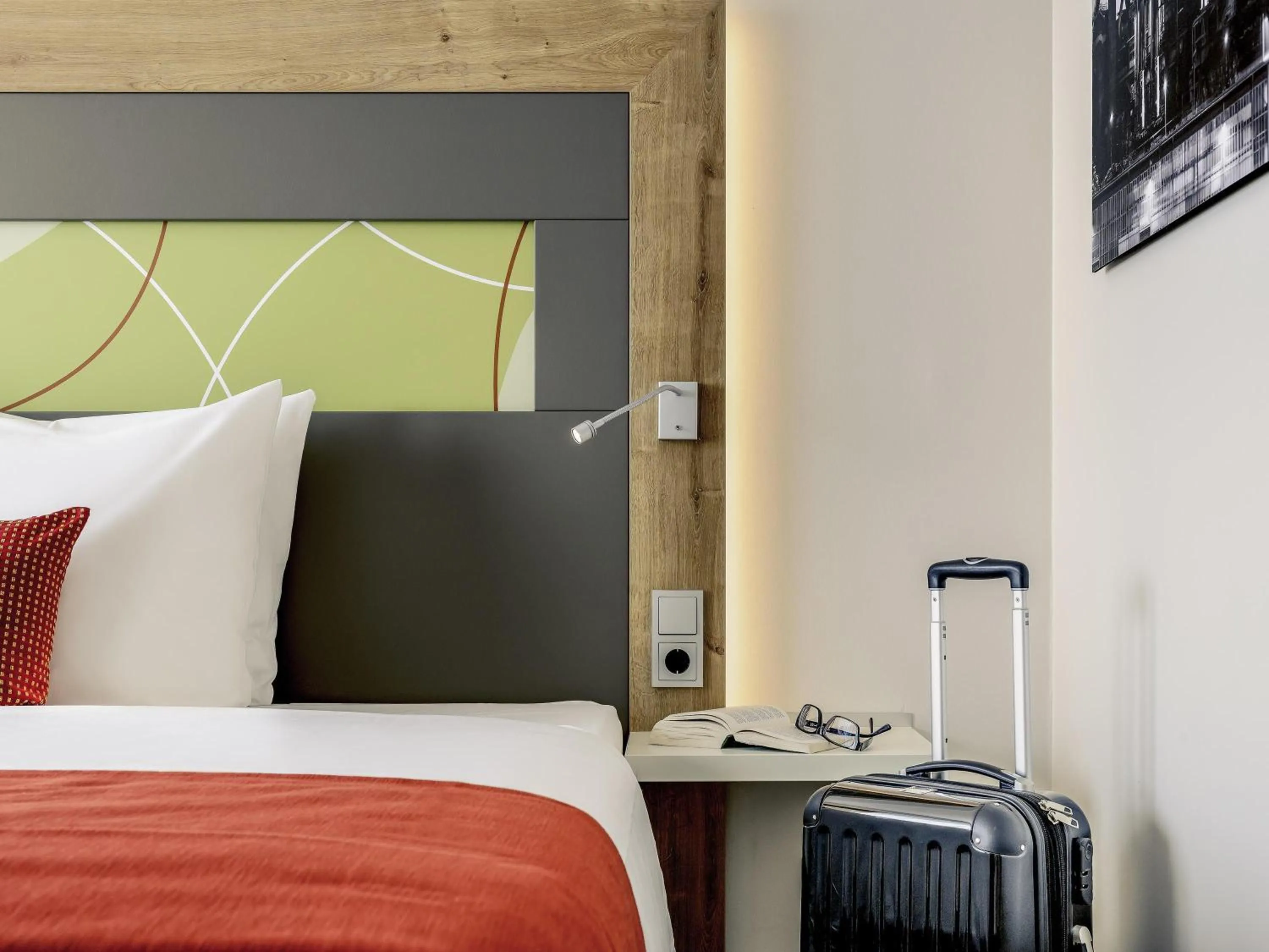 Bedroom, Bed in Mercure Hotel Saarbrücken City