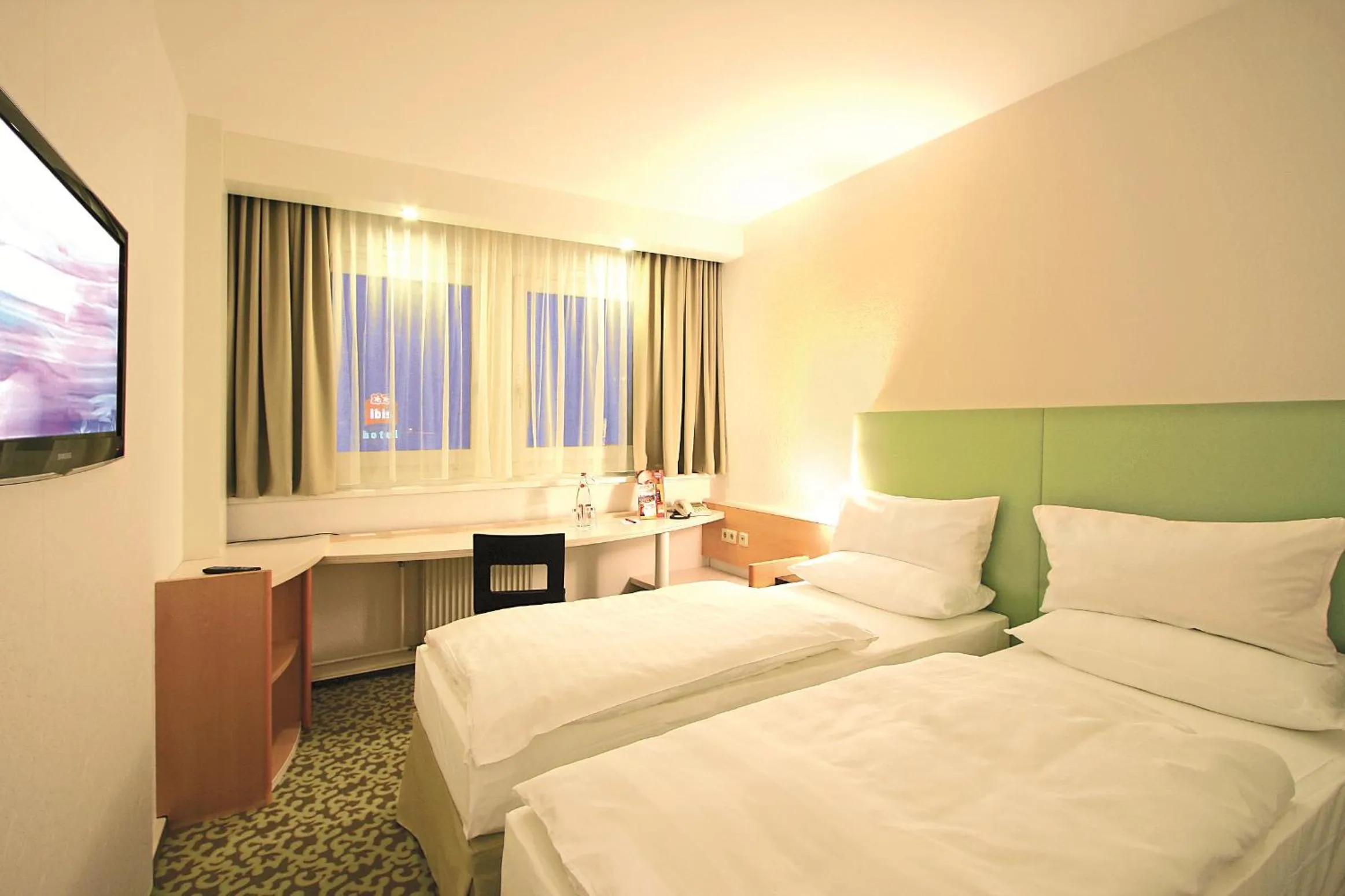 Photo of the whole room, Bed in ibis Dresden Zentrum