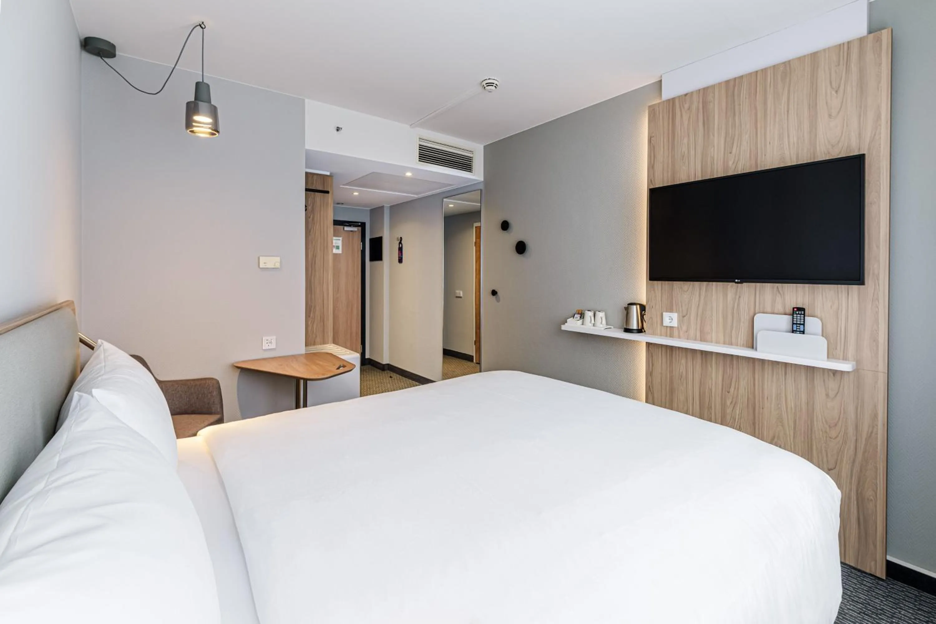 Photo of the whole room, Bed in Holiday Inn Express Dresden Zentrum by IHG