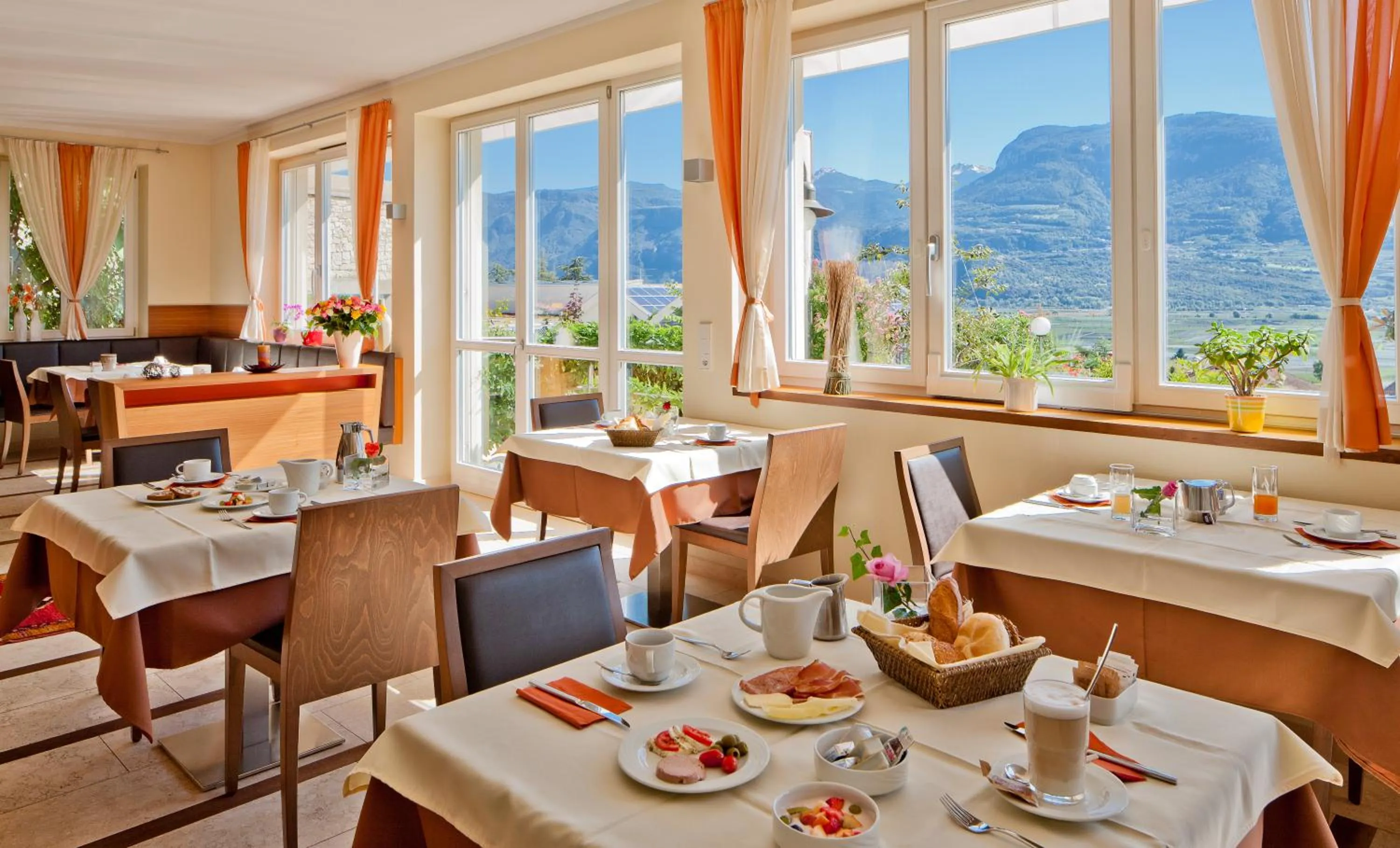 Breakfast in Ansitz am Eck by Hotel Pernhof