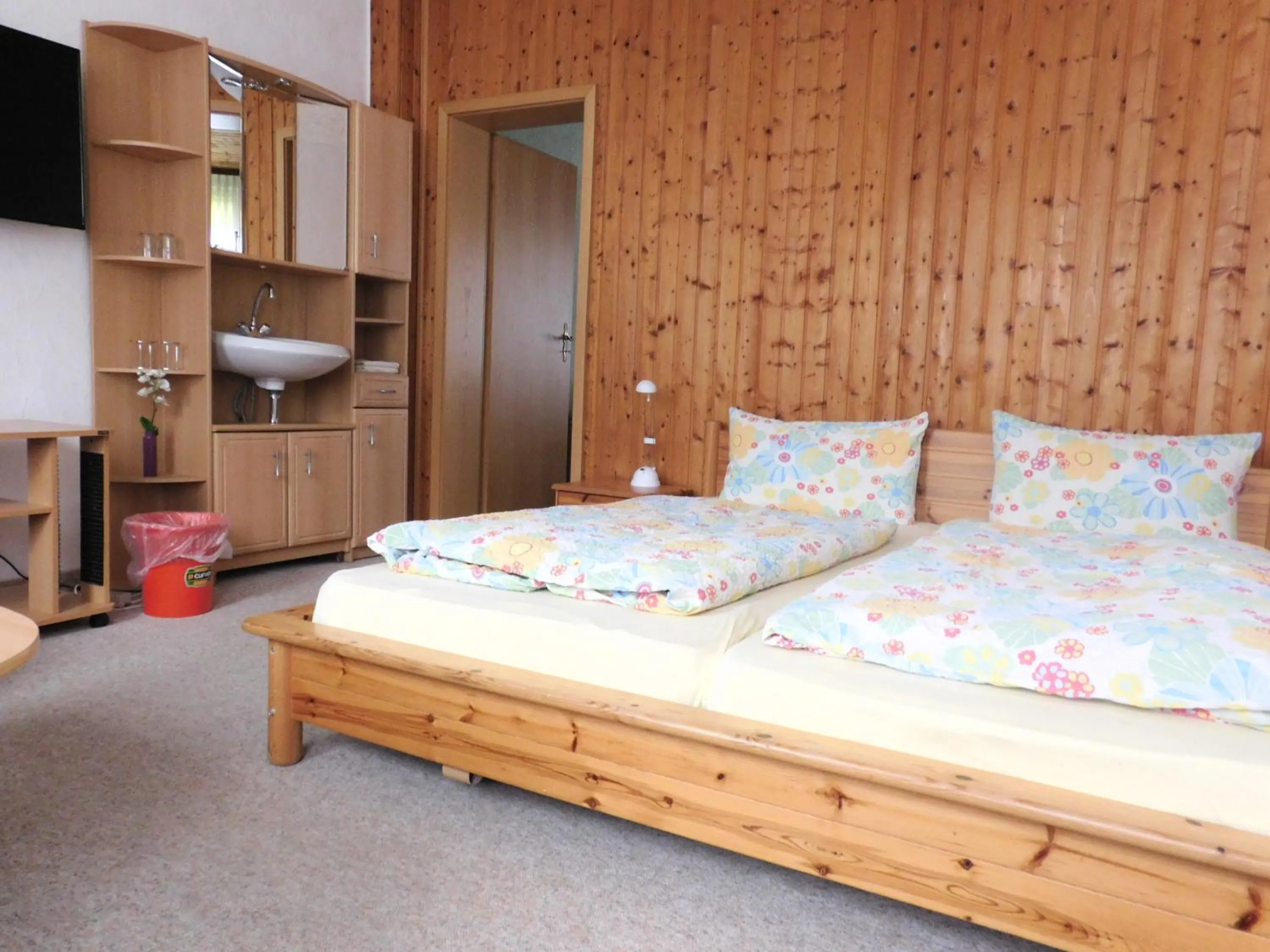 Photo of the whole room, Bed in Hotel Pension am Kurmittelhaus
