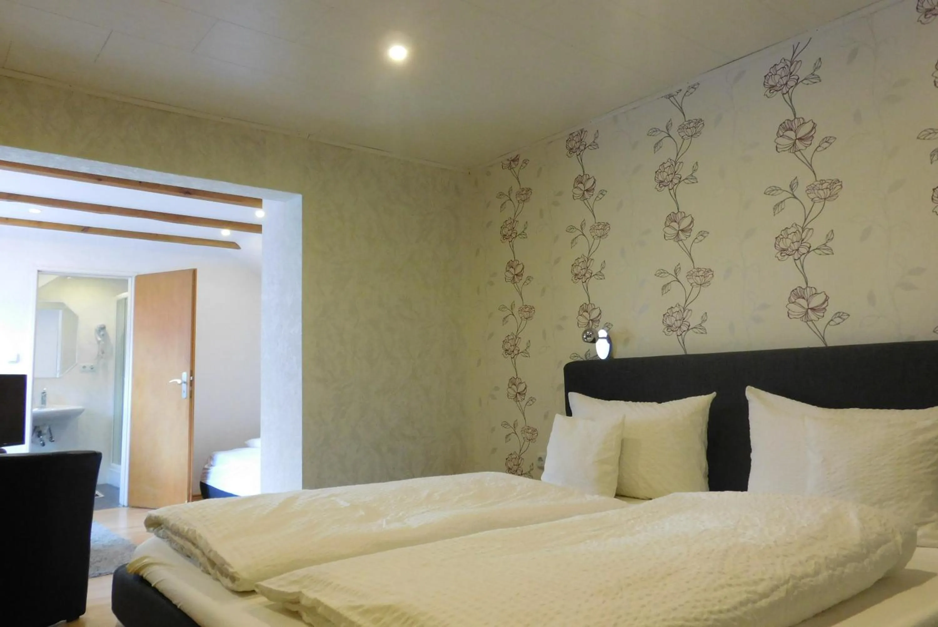 Photo of the whole room, Bed in Hotel Pension am Kurmittelhaus