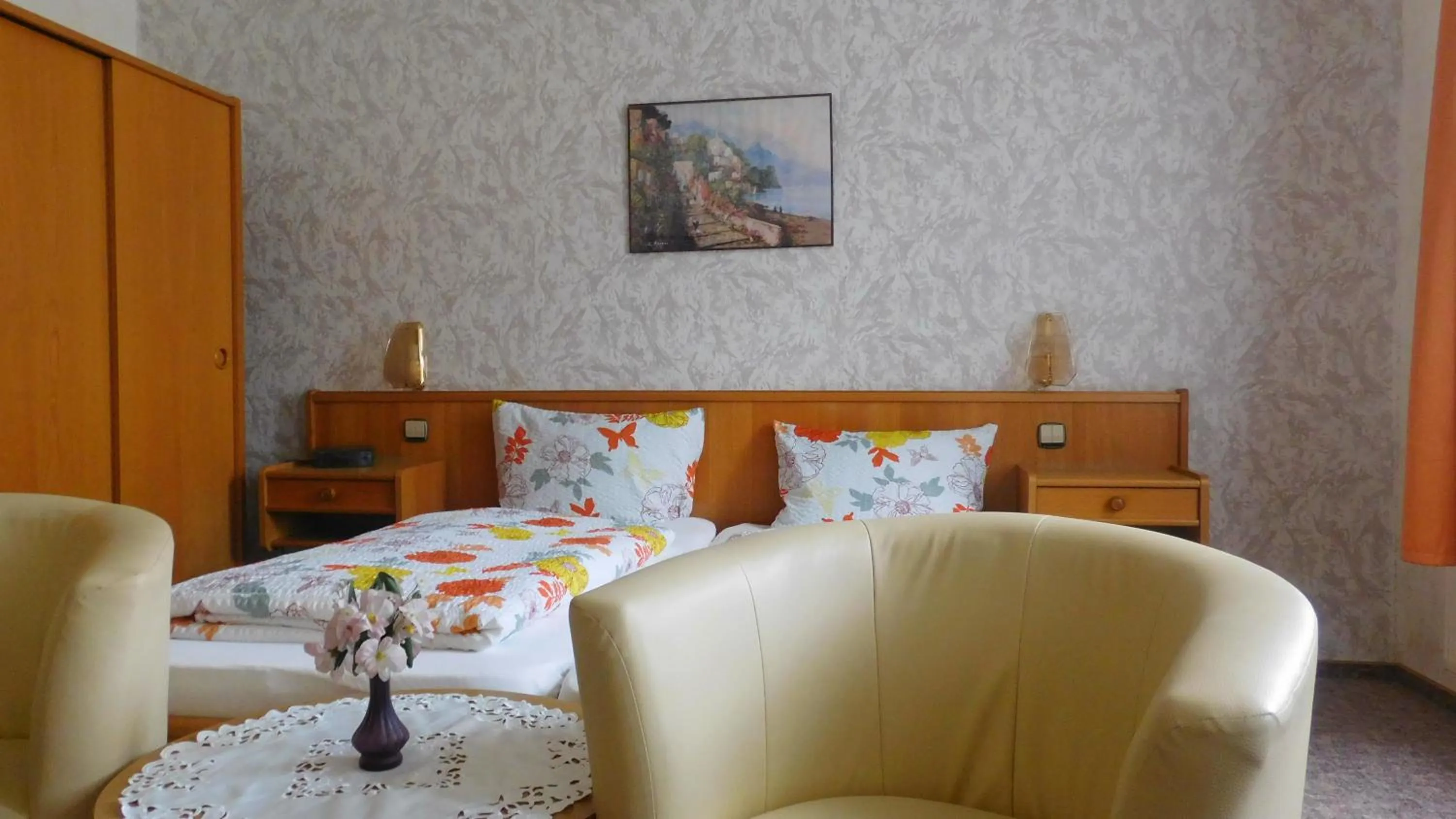 Photo of the whole room, Bed in Hotel Pension am Kurmittelhaus