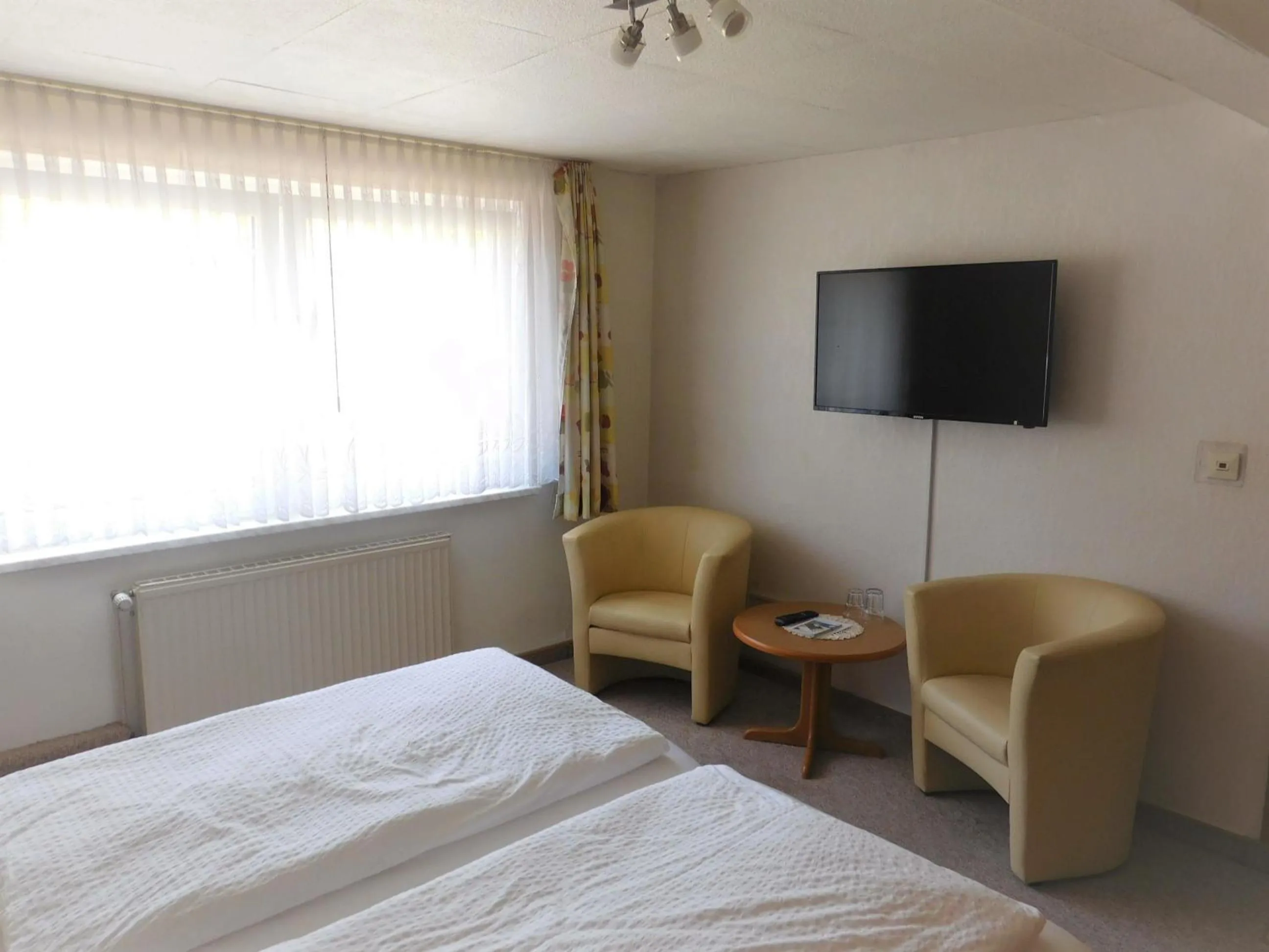 Photo of the whole room, Bed in Hotel Pension am Kurmittelhaus