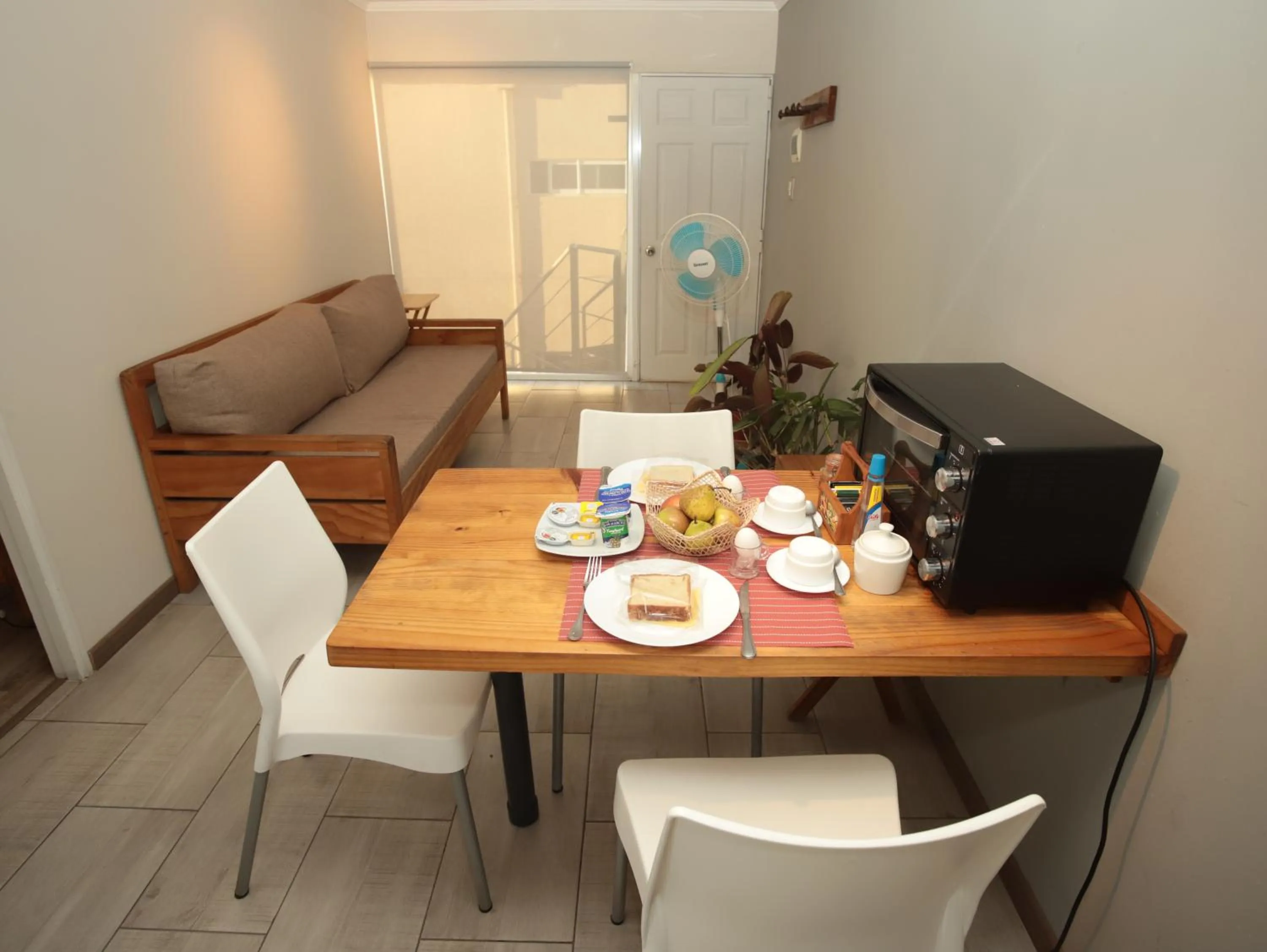 Coffee/tea facilities in De Triana Hotel