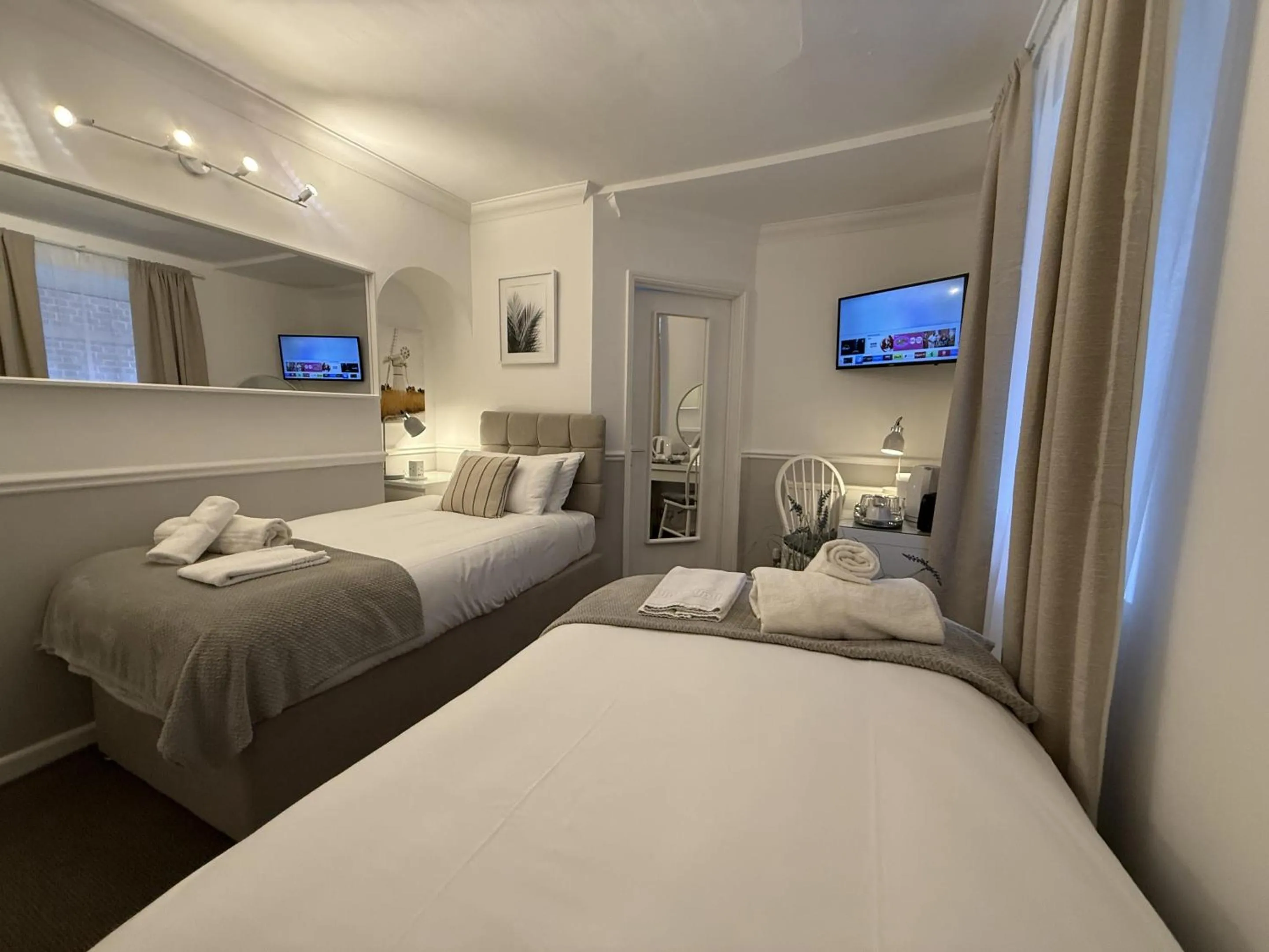 Bedroom, Bed in Central Hotel