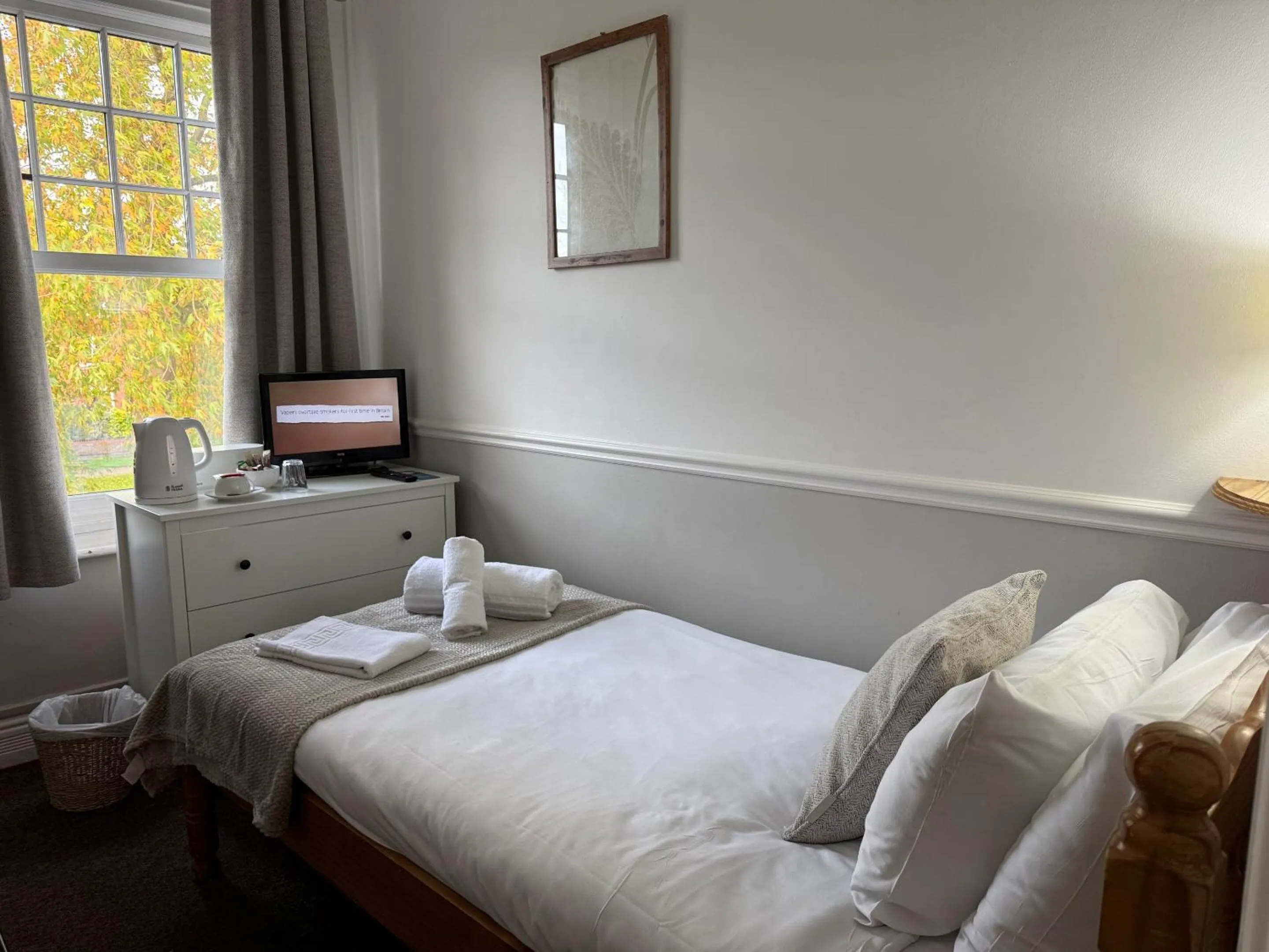 Bedroom, Bed in Central Hotel