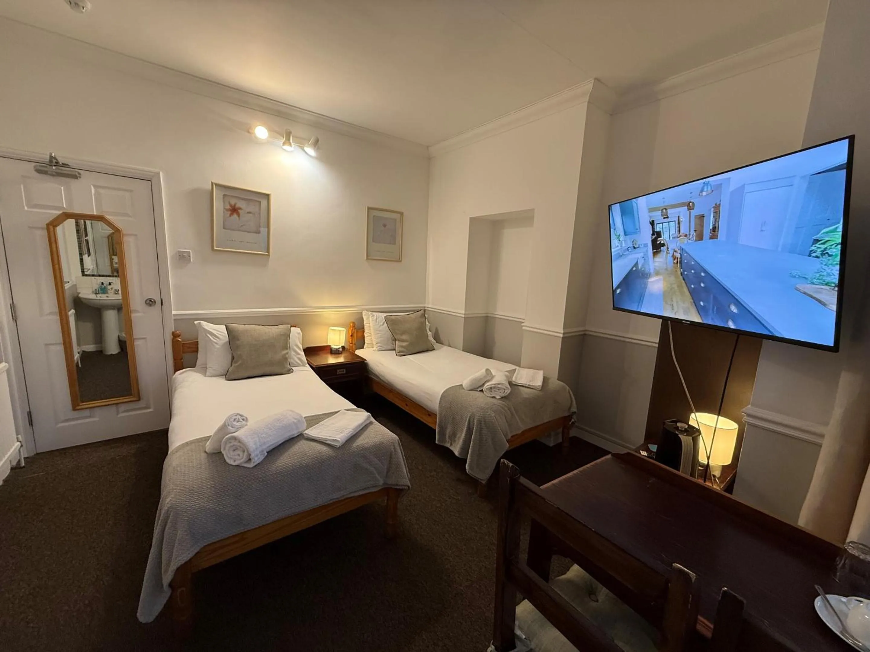 Bedroom, Bed in Central Hotel