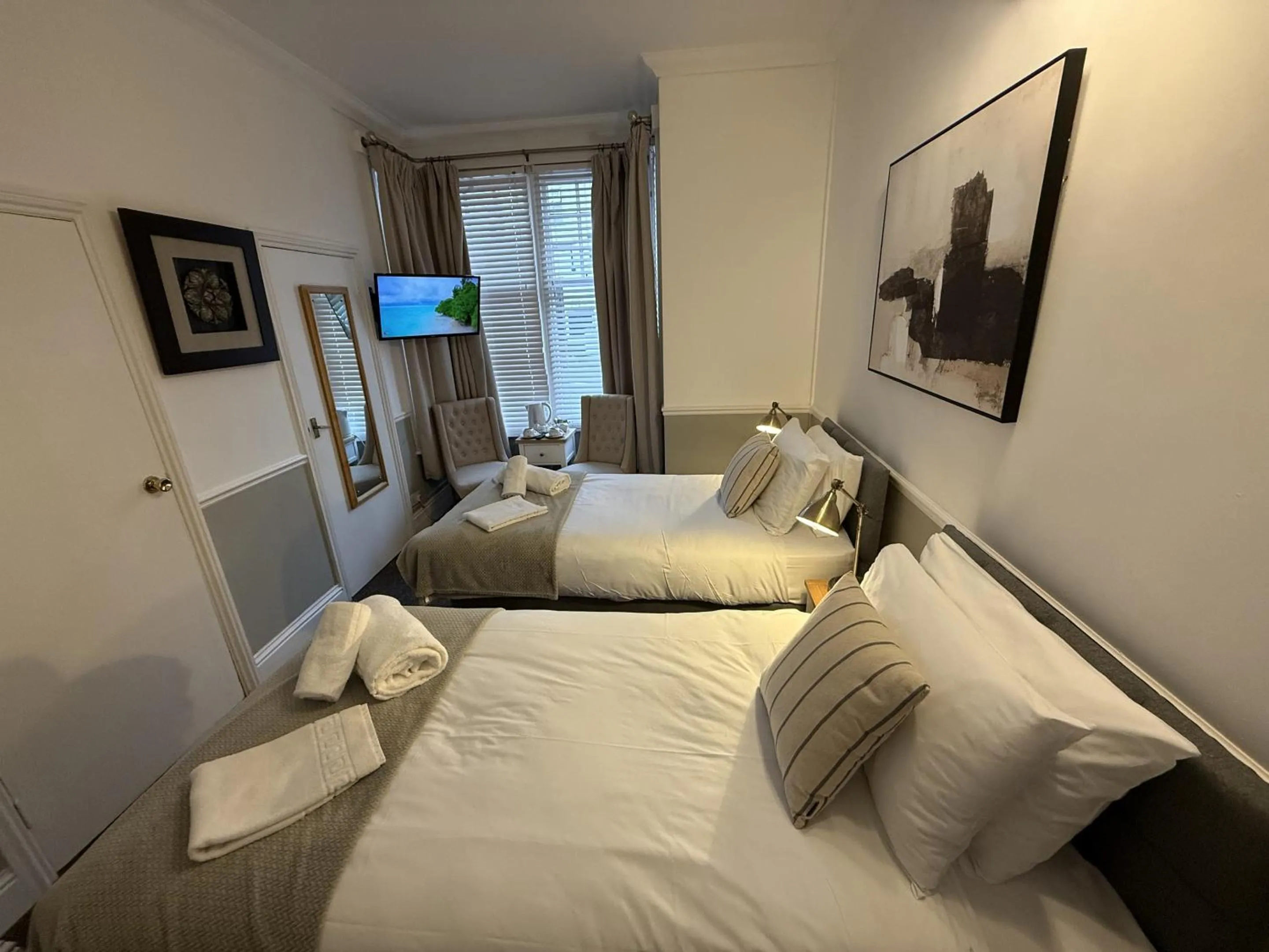 Bedroom, Bed in Central Hotel