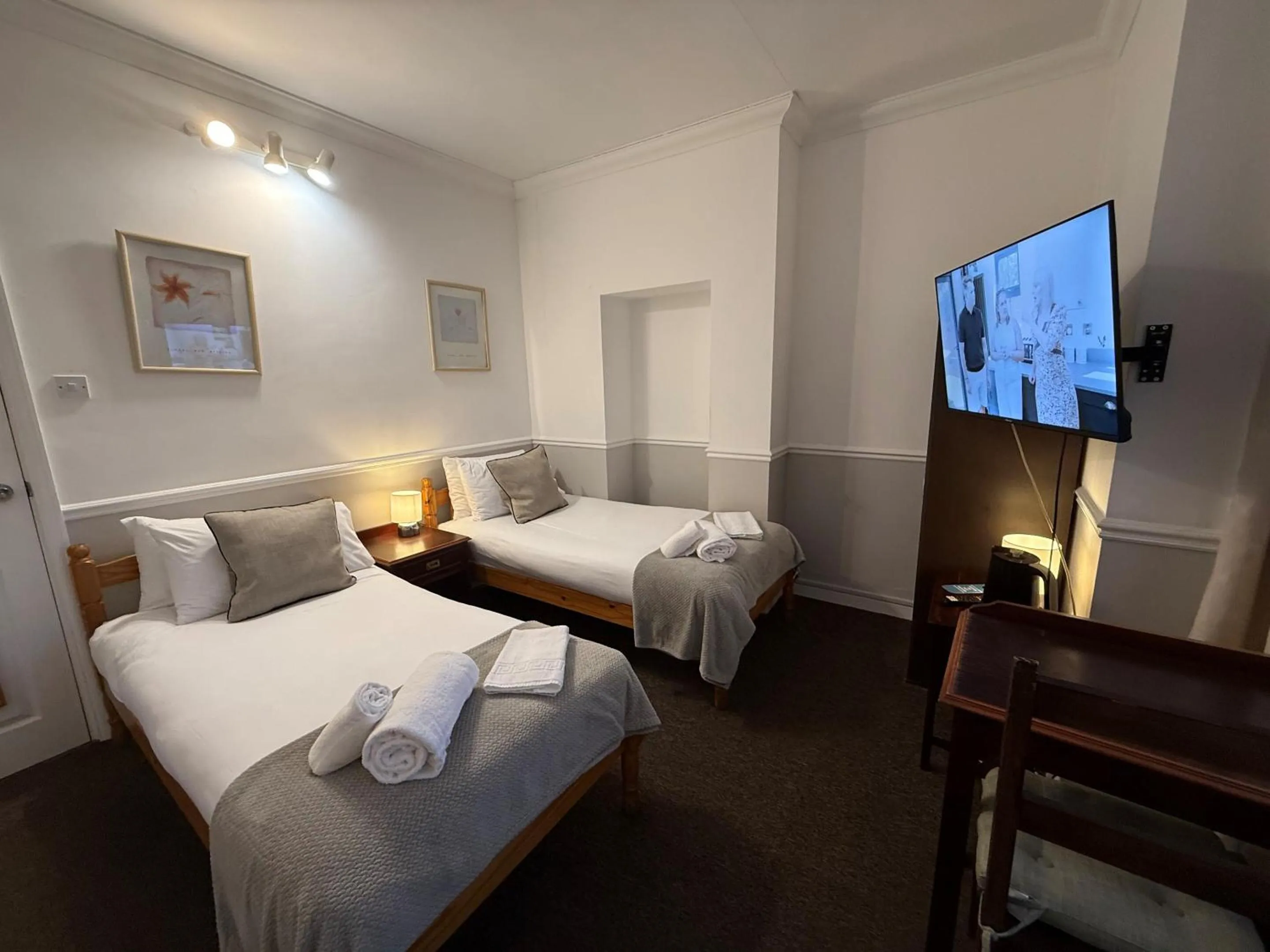 Bedroom, Bed in Central Hotel