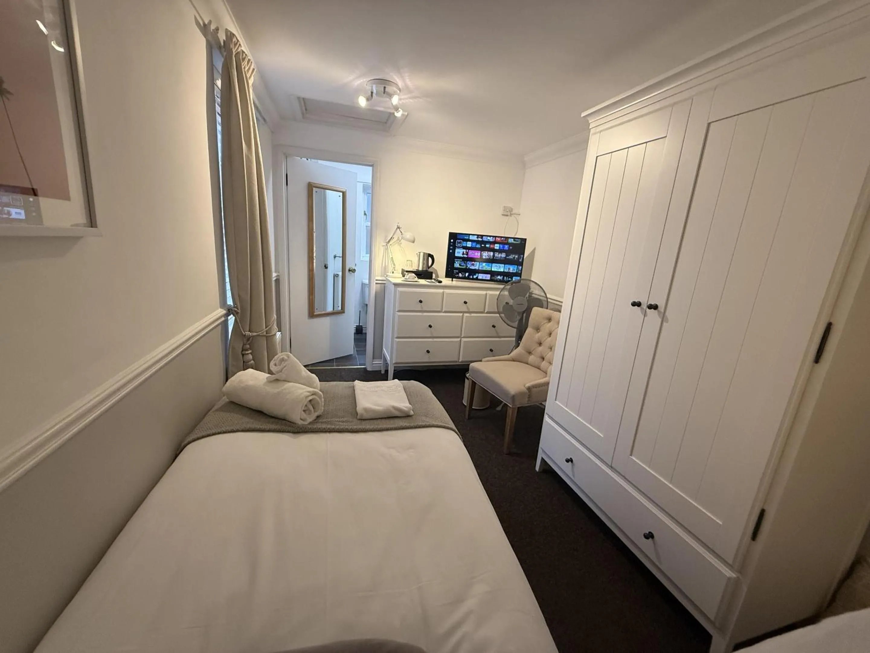 Bedroom, Bed in Central Hotel