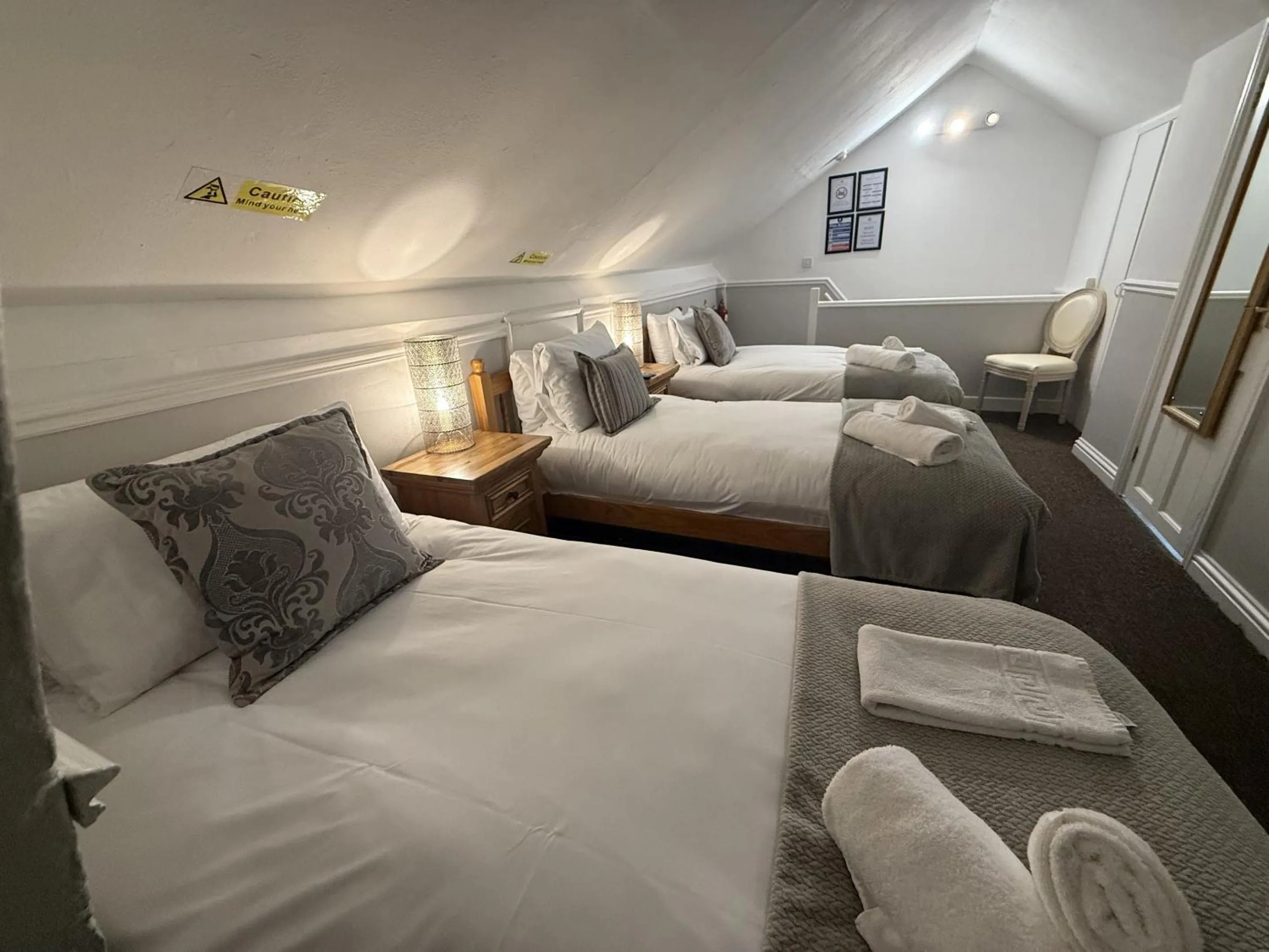 Bedroom, Bed in Central Hotel