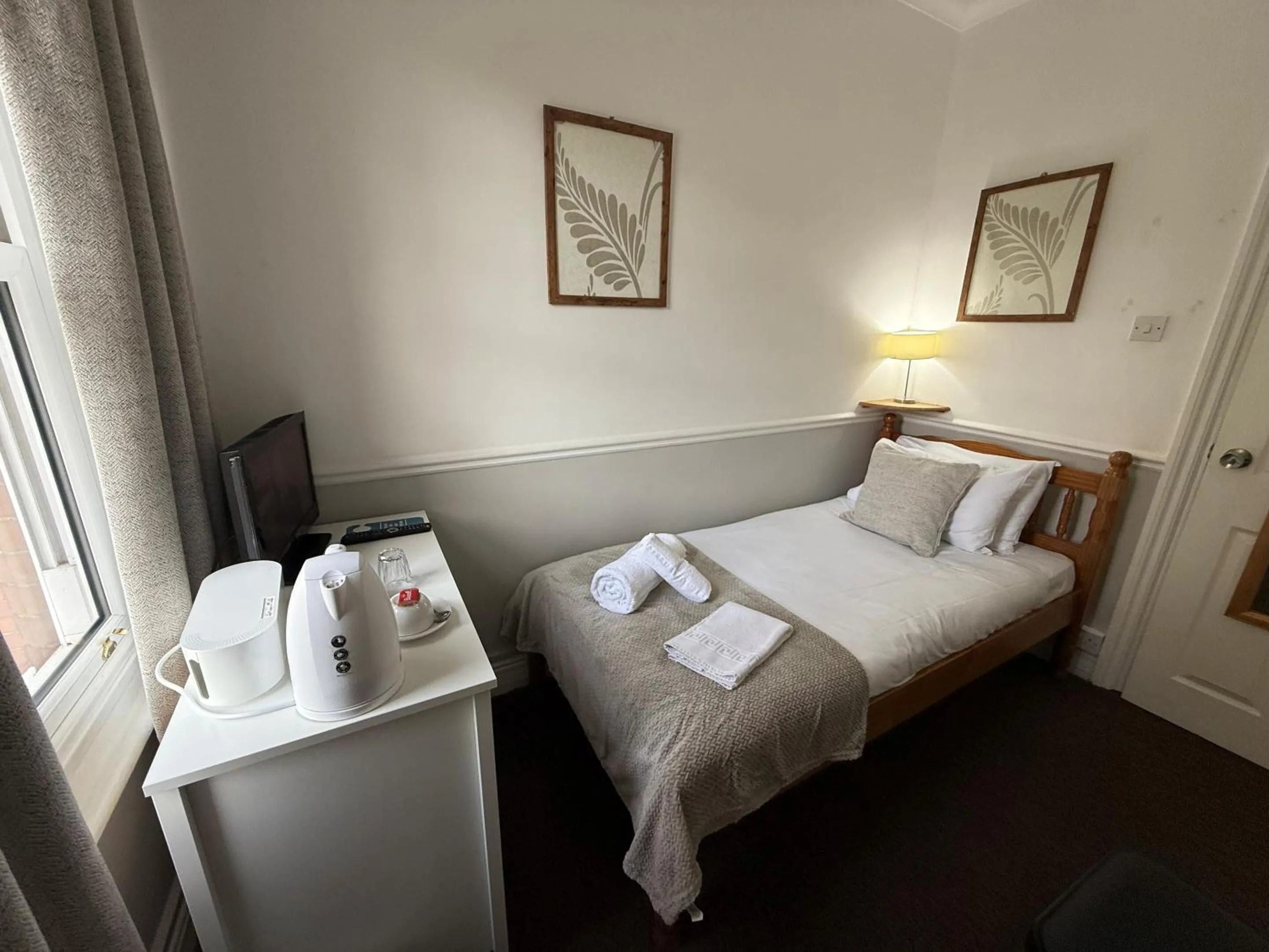 Bedroom, Bed in Central Hotel