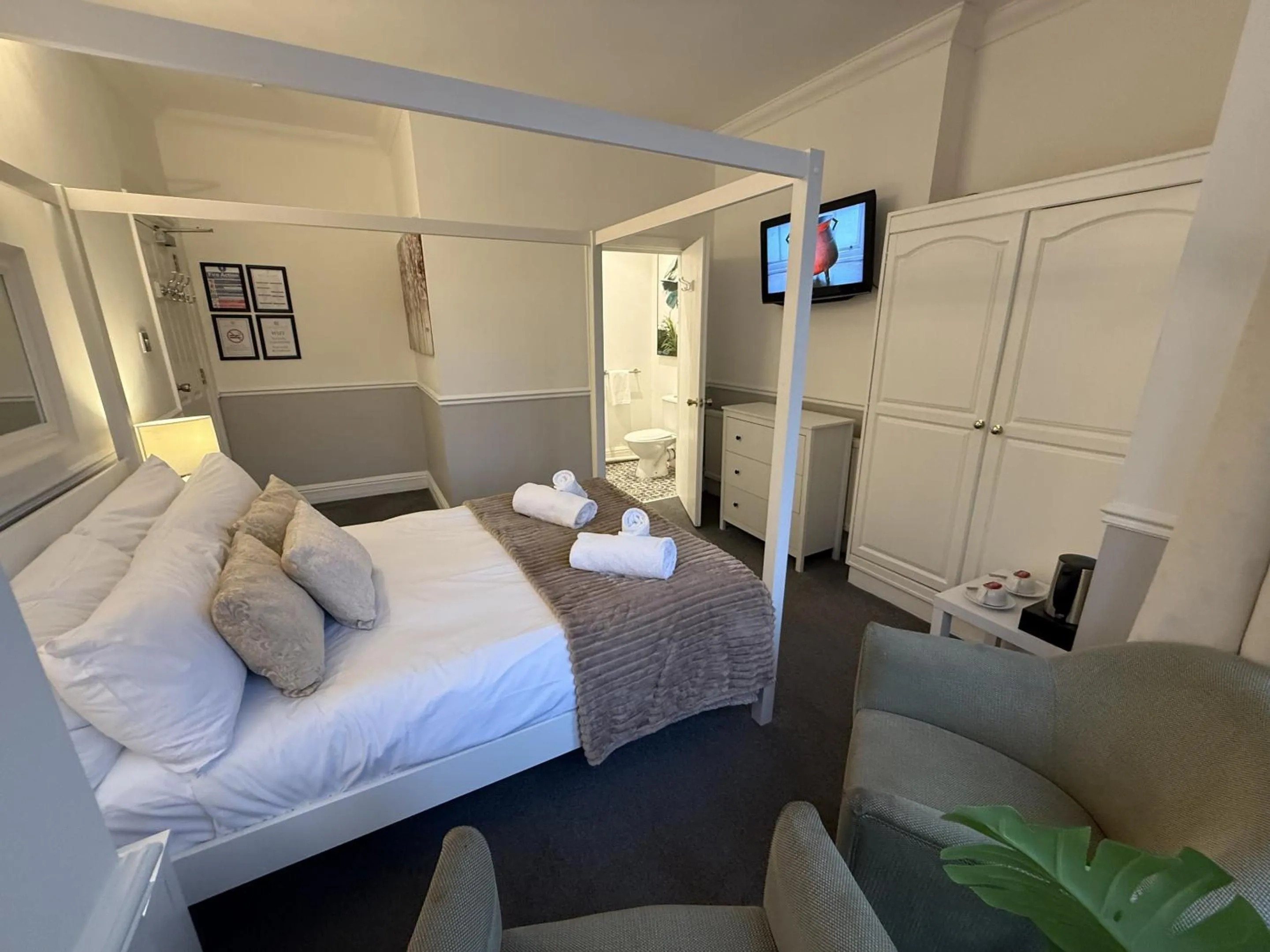 Bedroom, Bed in Central Hotel