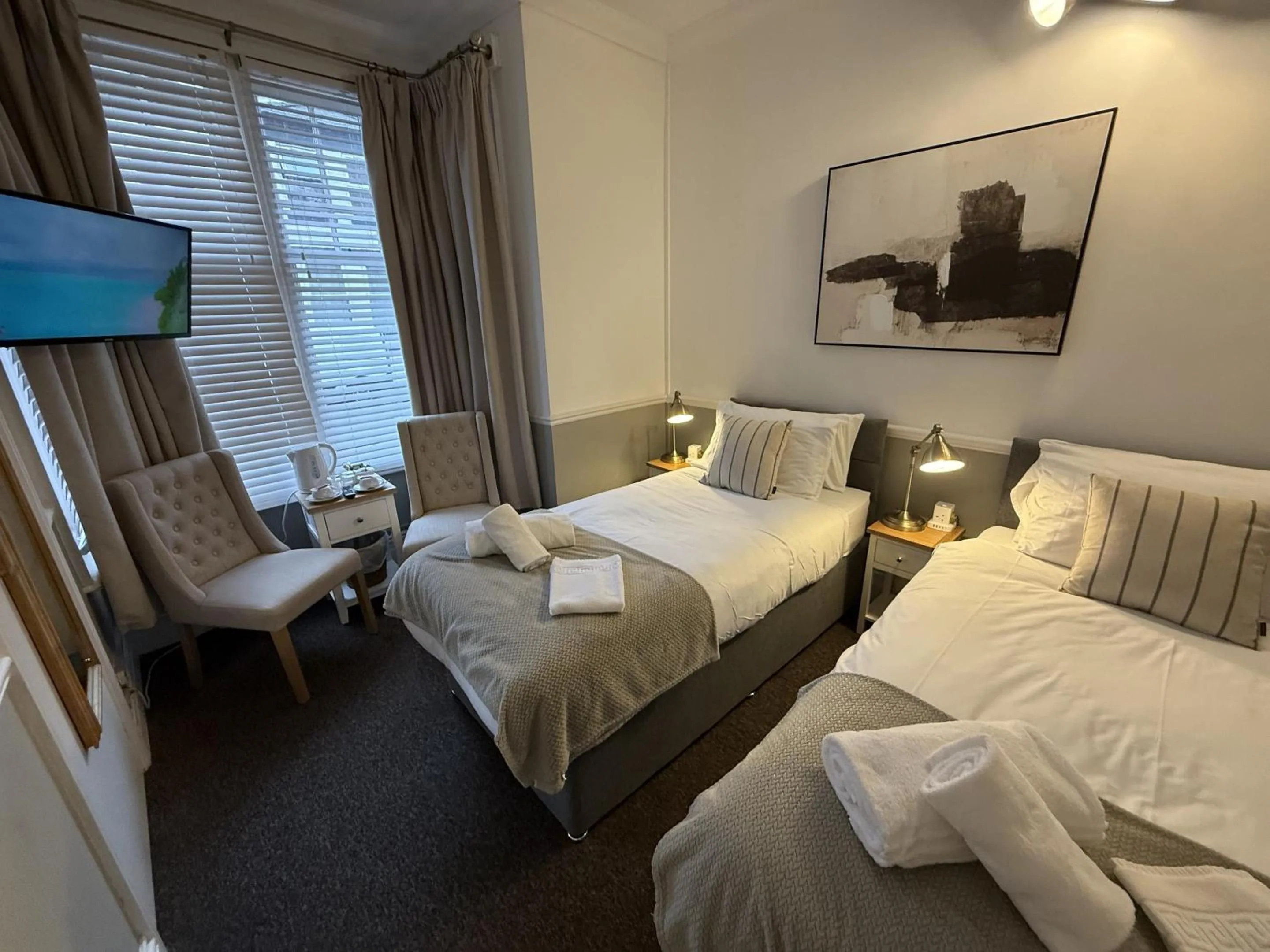 Bedroom, Bed in Central Hotel