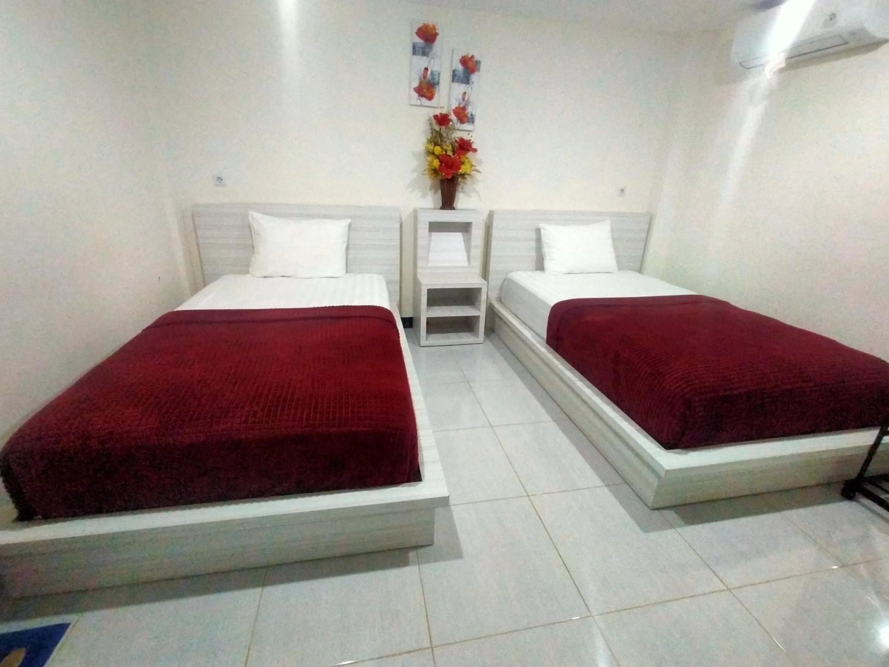 Bed in GRANADA INN PALU