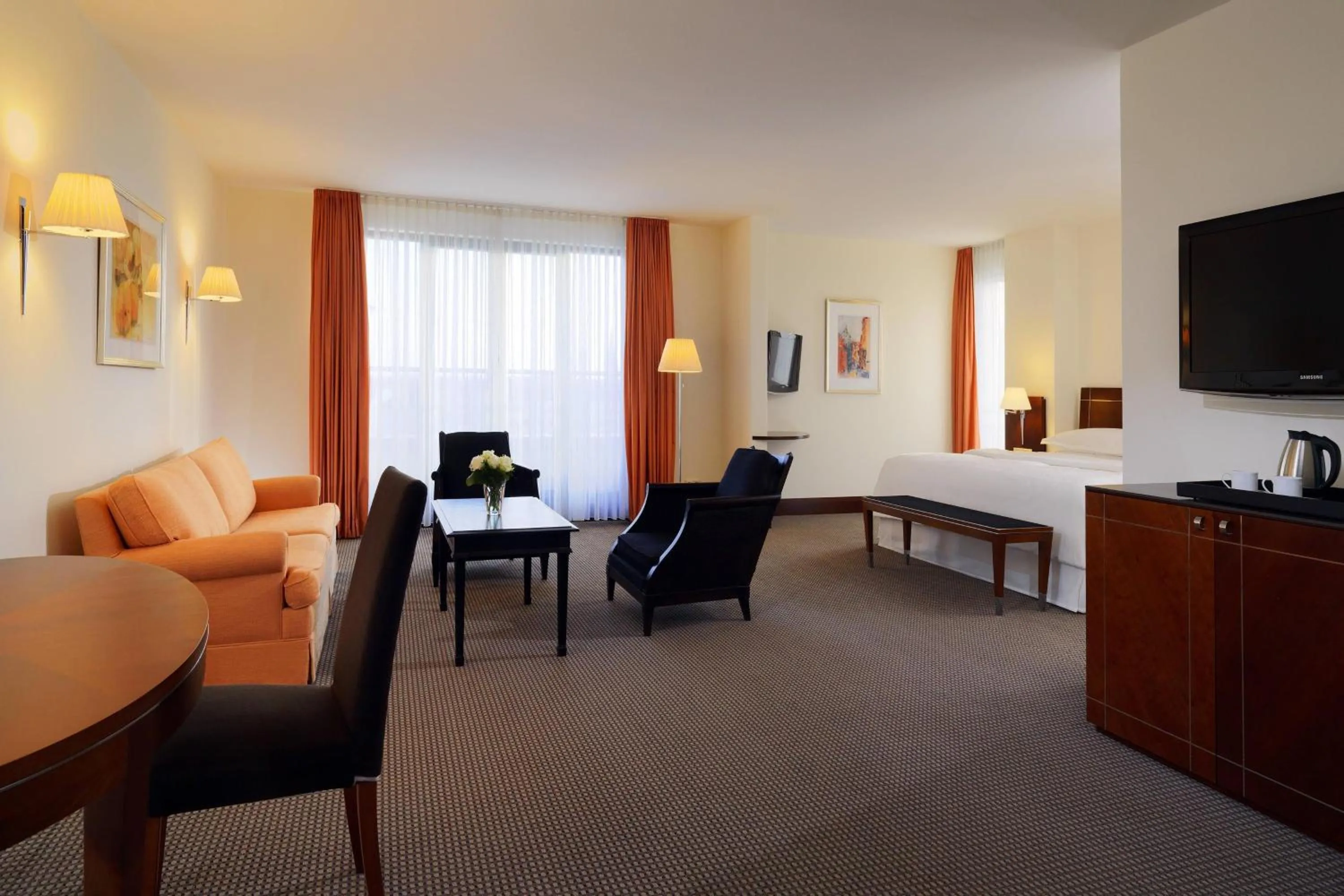 Photo of the whole room, Bed in Sheraton Carlton Nuernberg